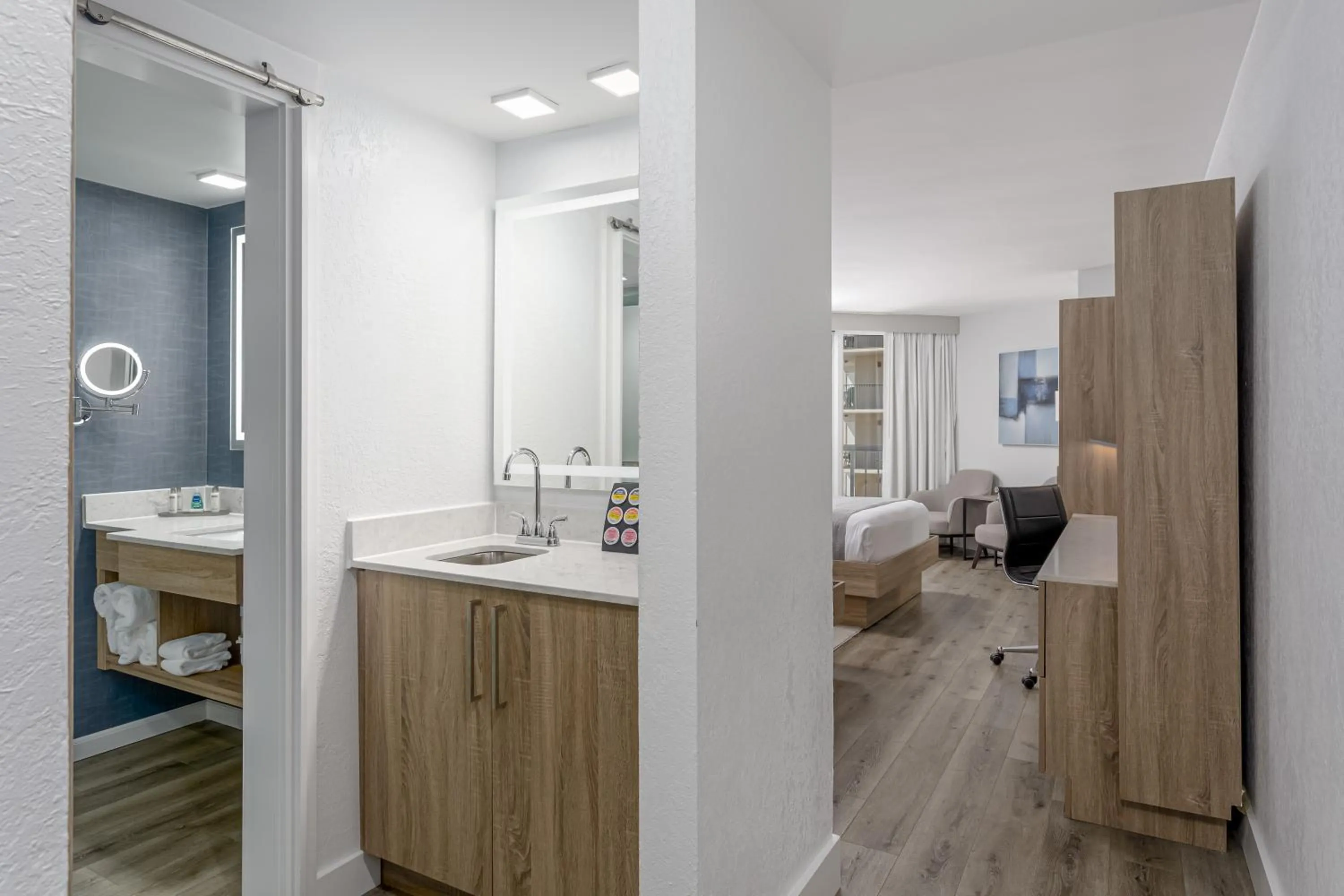 Bathroom, Bed in Perdido Beach Resort