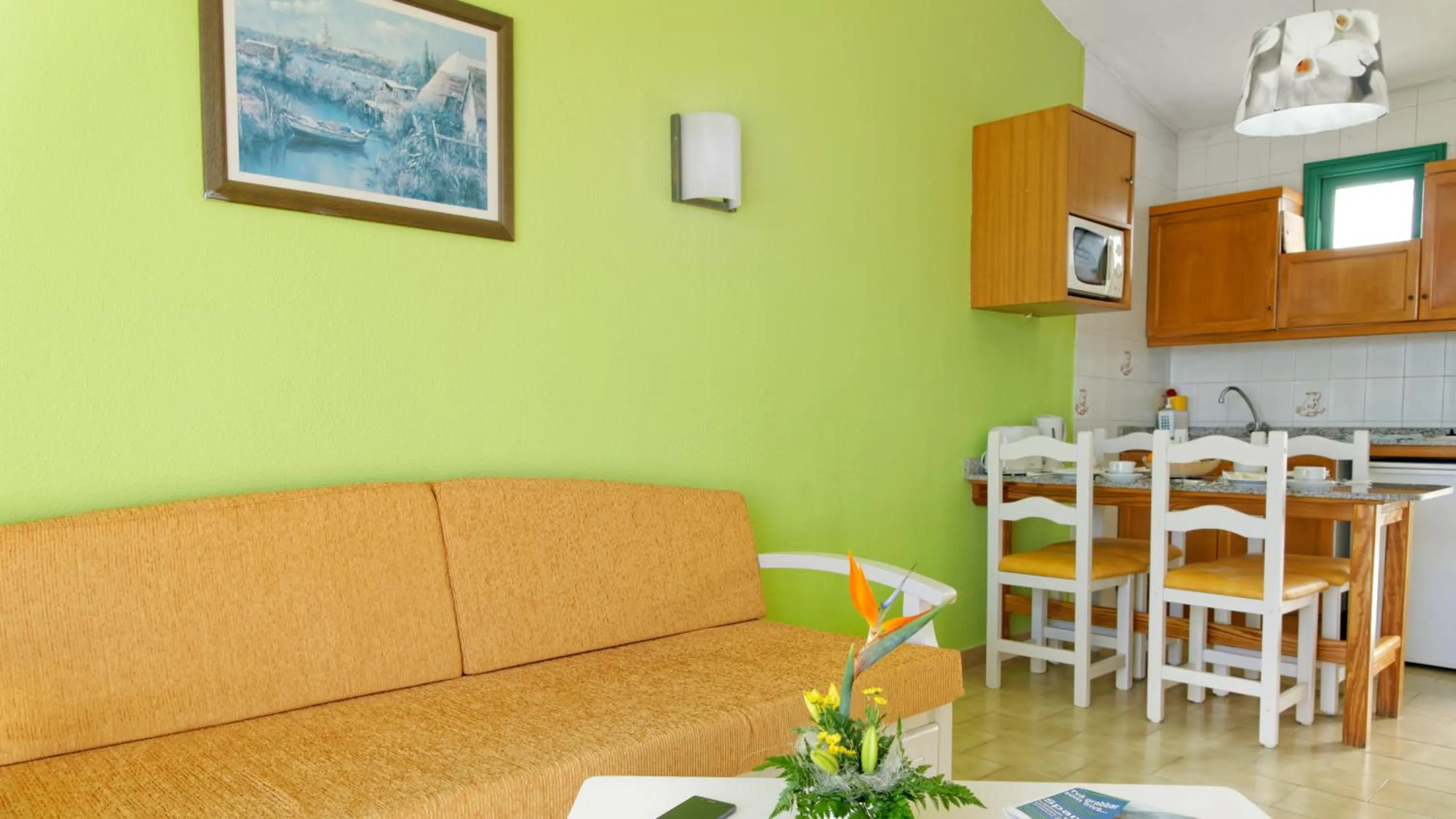 Photo of the whole room in Apartamentos Monteparaiso