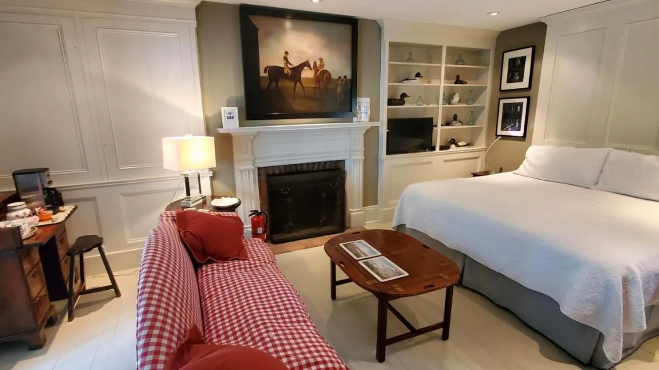 Seating area, Bed in Dot's Landing Garden Room