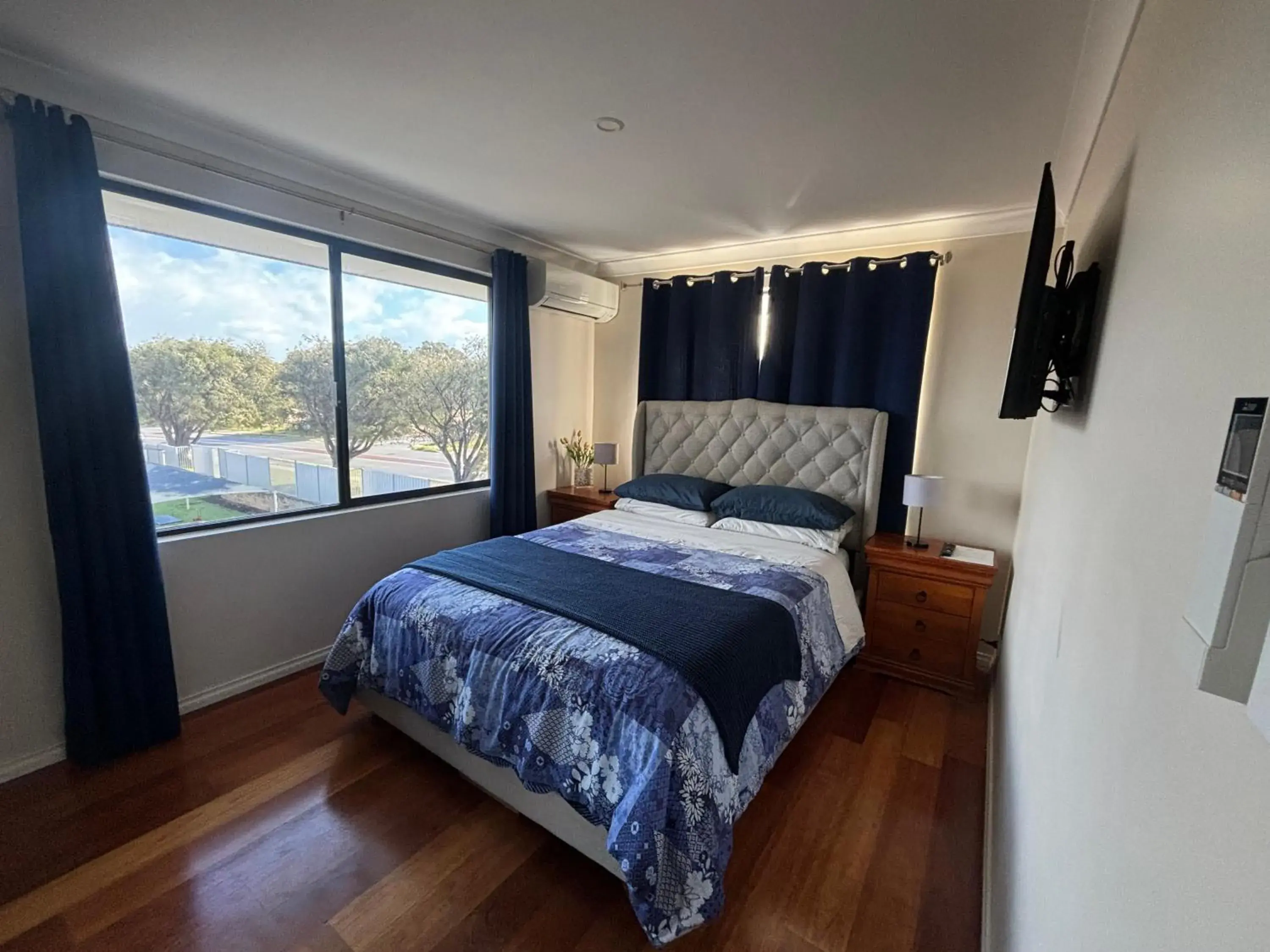 Queen Room with Shared Bathroom in Ocean Reef Homestay Queen Room with Shared Bathroom in Ocean Reef Homestay