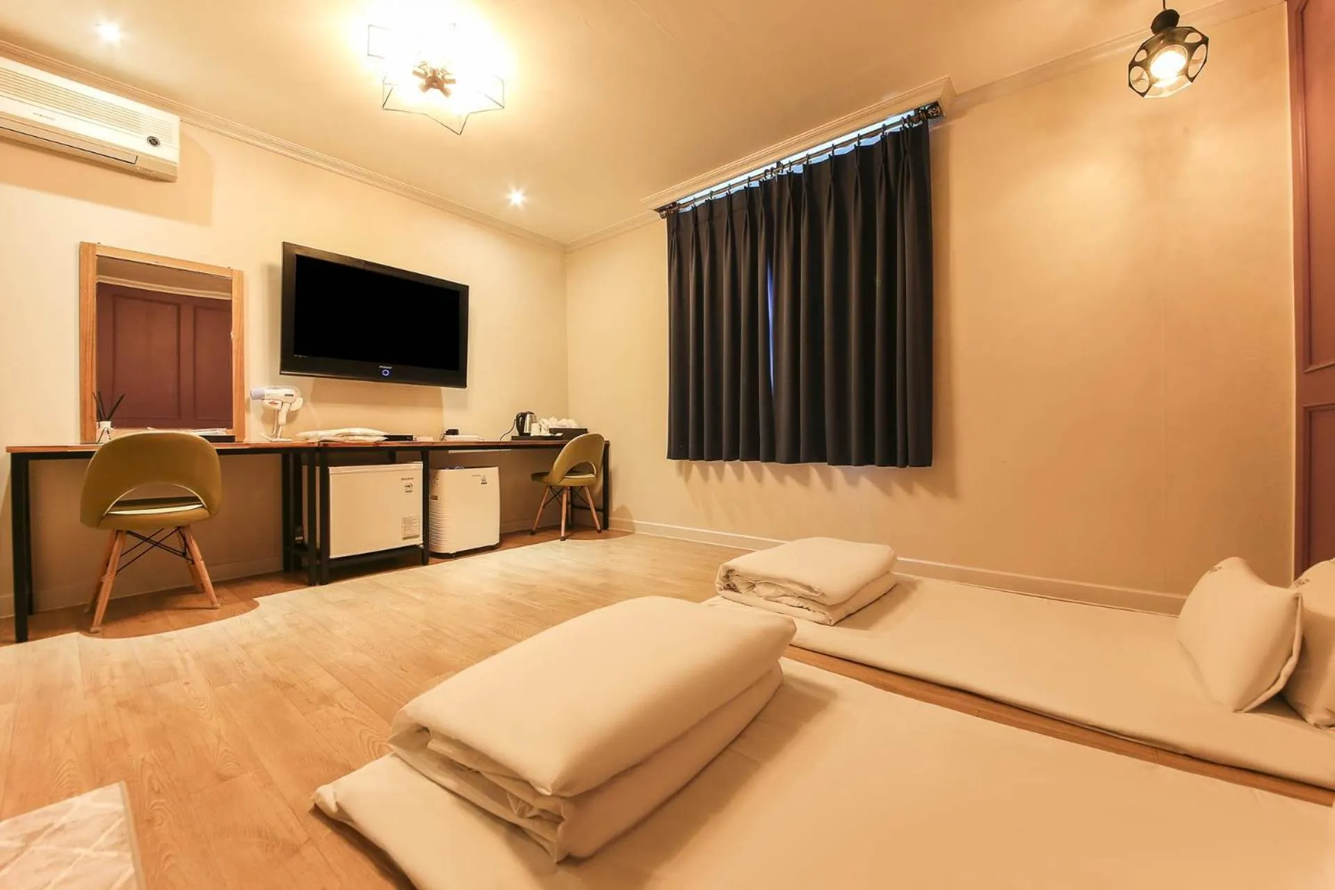 TV/Entertainment Center in Ost Hotel