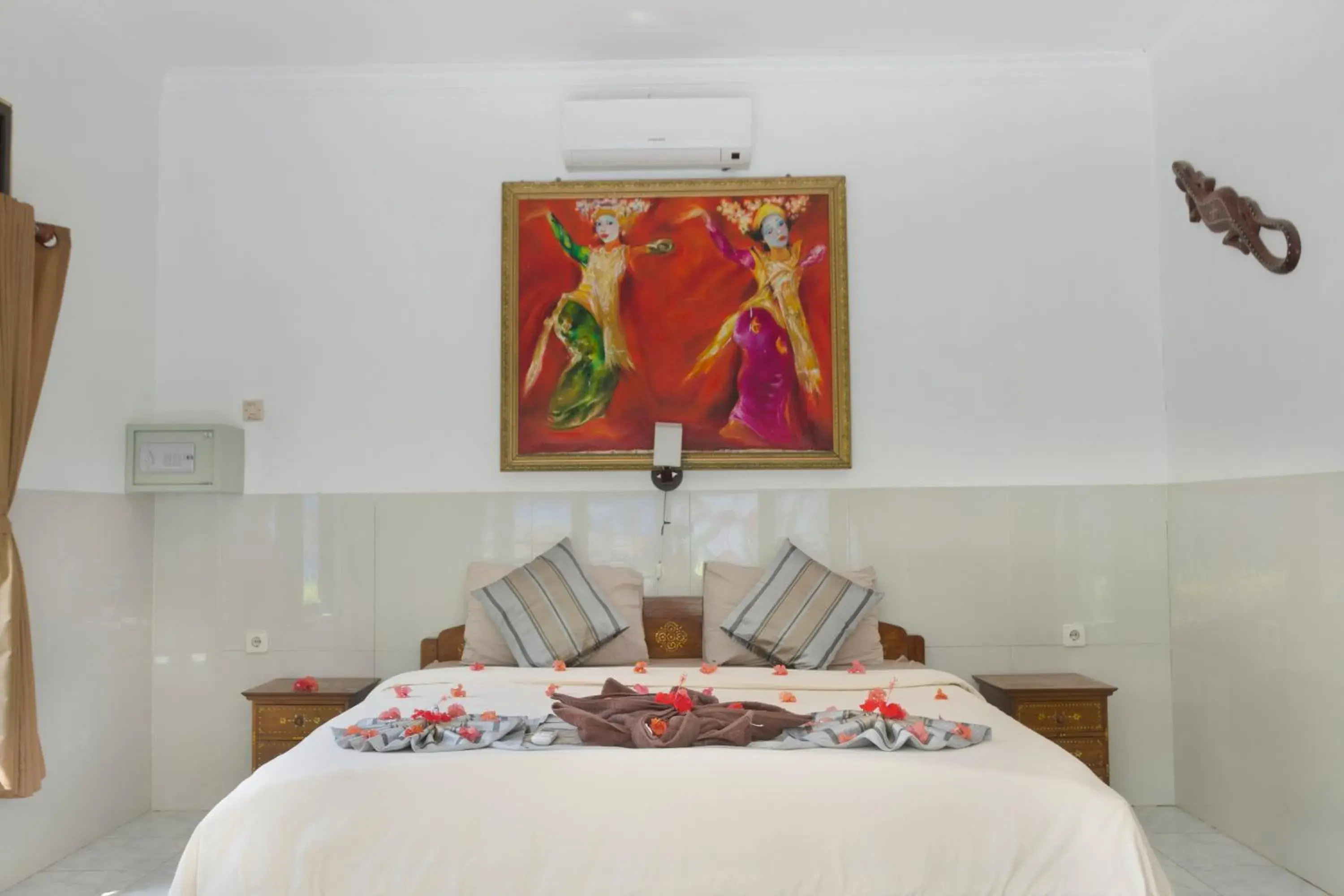 Standard Triple Room with Garden View in Warna Beach Hotel Standard Triple Room with Garden View in Warna Beach Hotel