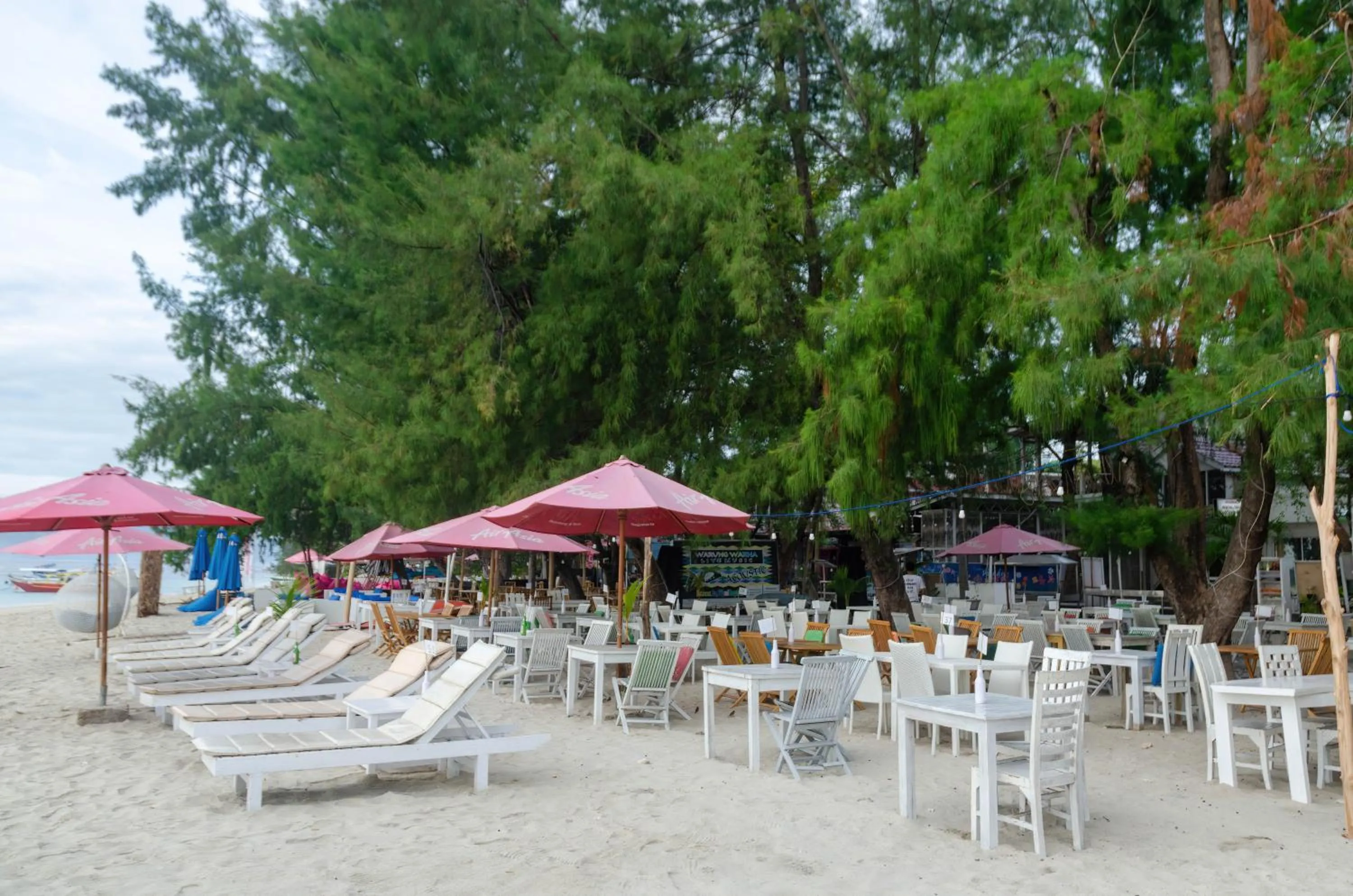 Restaurant/places to eat in Warna Beach Hotel