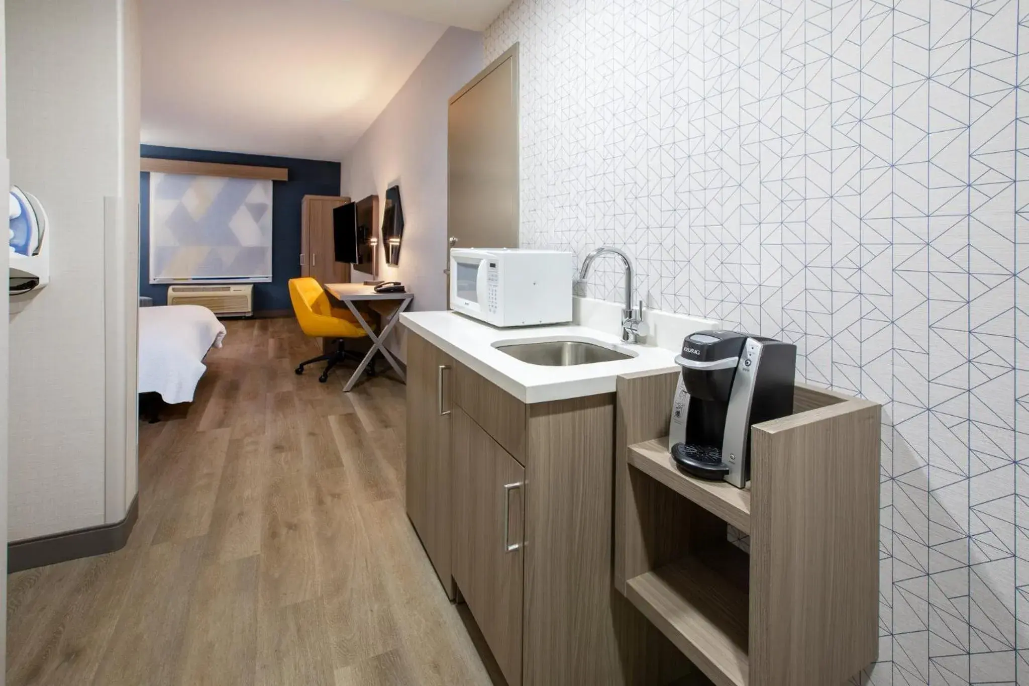 Standard King Room with Mobility Accessible Tub in Holiday Inn Express & Suites Lathrop by IHG Standard King Room with Mobility Accessible Tub in Holiday Inn Express & Suites Lathrop by IHG