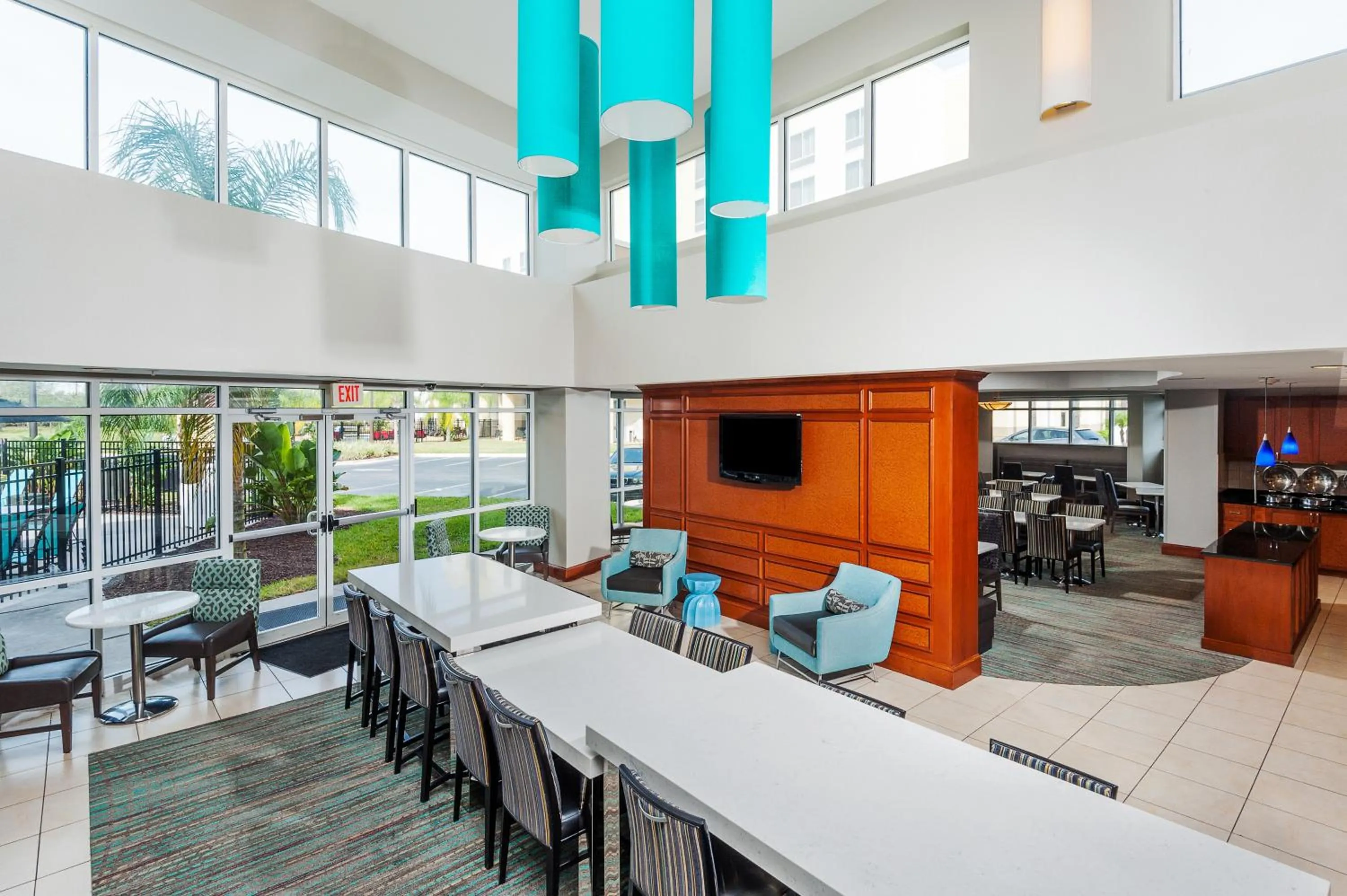 Dining area in Residence Inn Orlando Airport