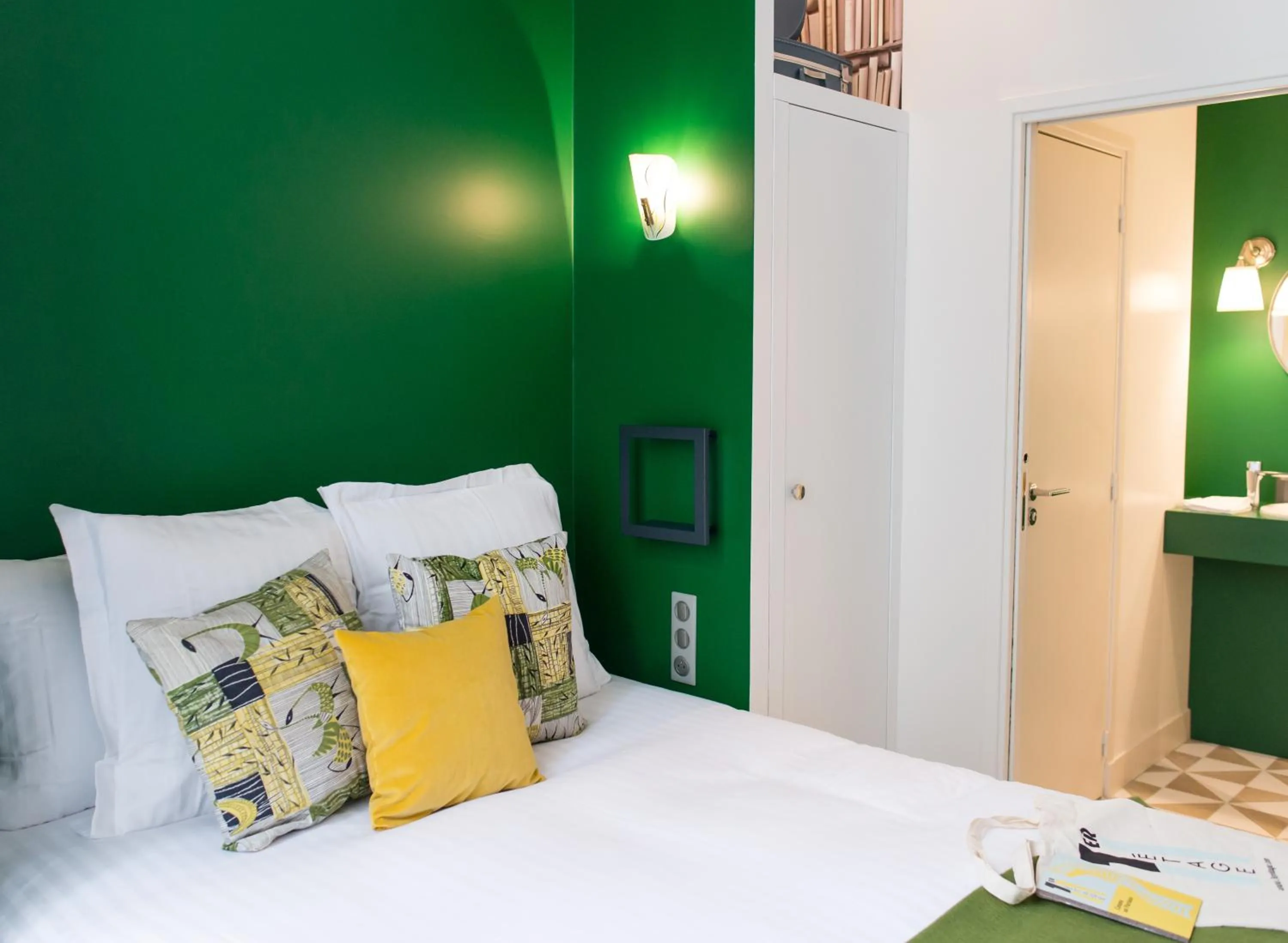 Decorative detail, Bed in 1er Etage Opéra