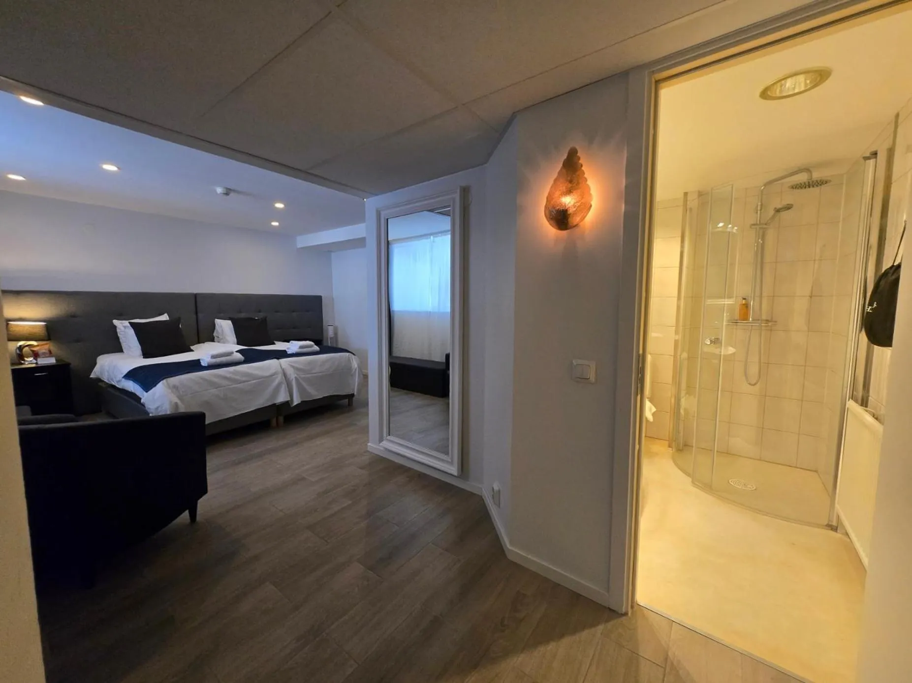 Shower, Bed in Vänerport Stadshotell i Mariestad