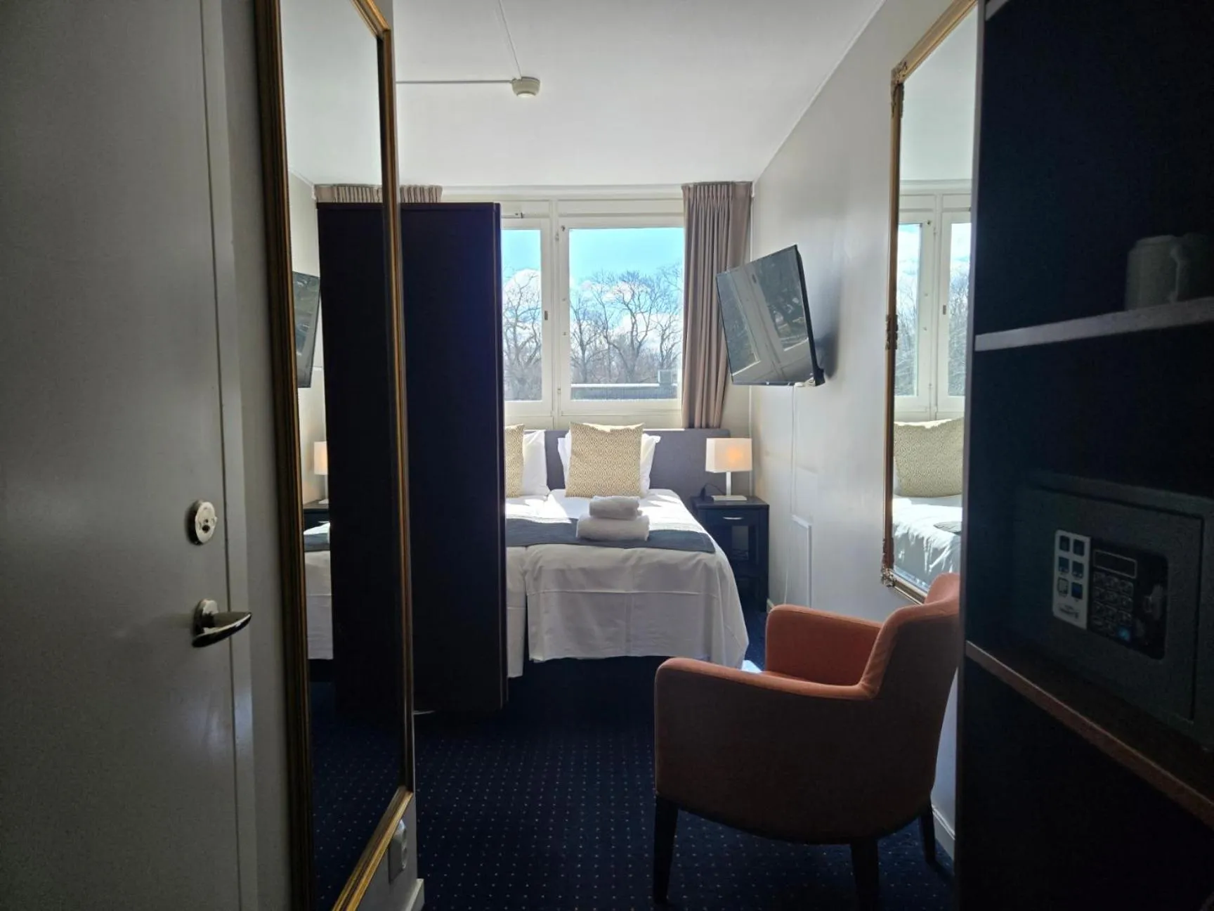 Bed in Vänerport Stadshotell i Mariestad