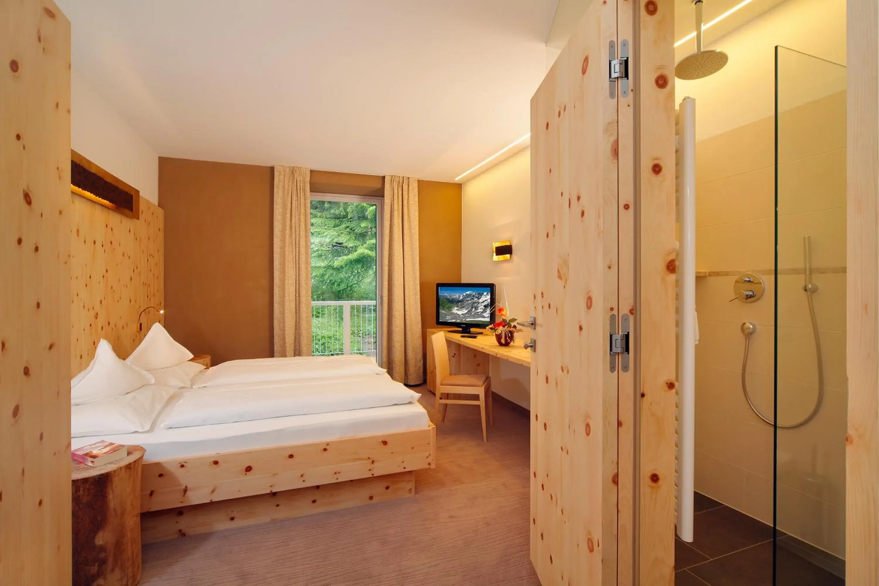 Double Room with Garden View in Hotel Madatsch Double Room with Garden View in Hotel Madatsch