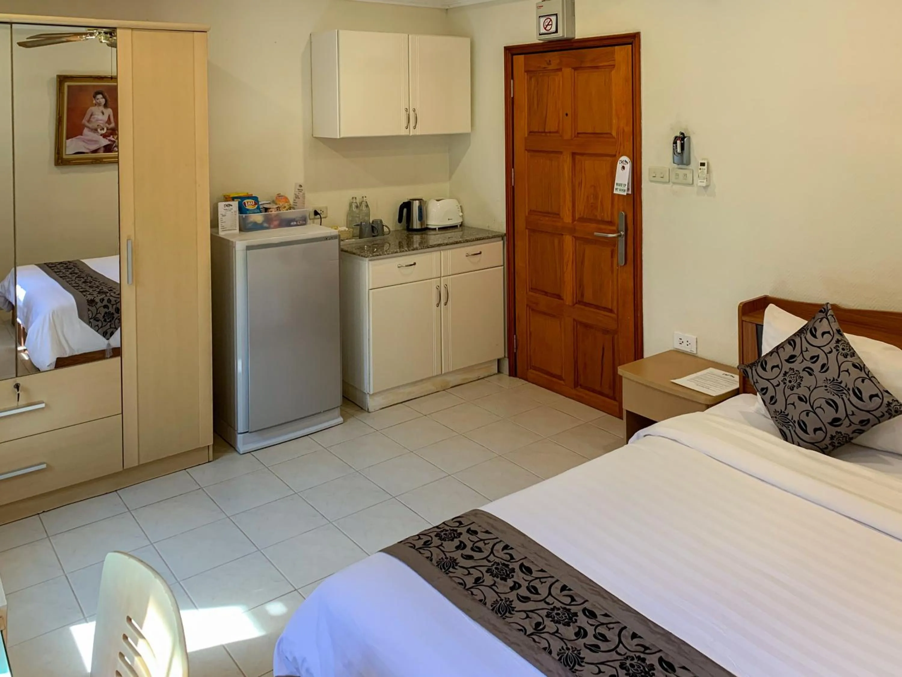 Kitchen or kitchenette, Bed in The Classroom Hotel