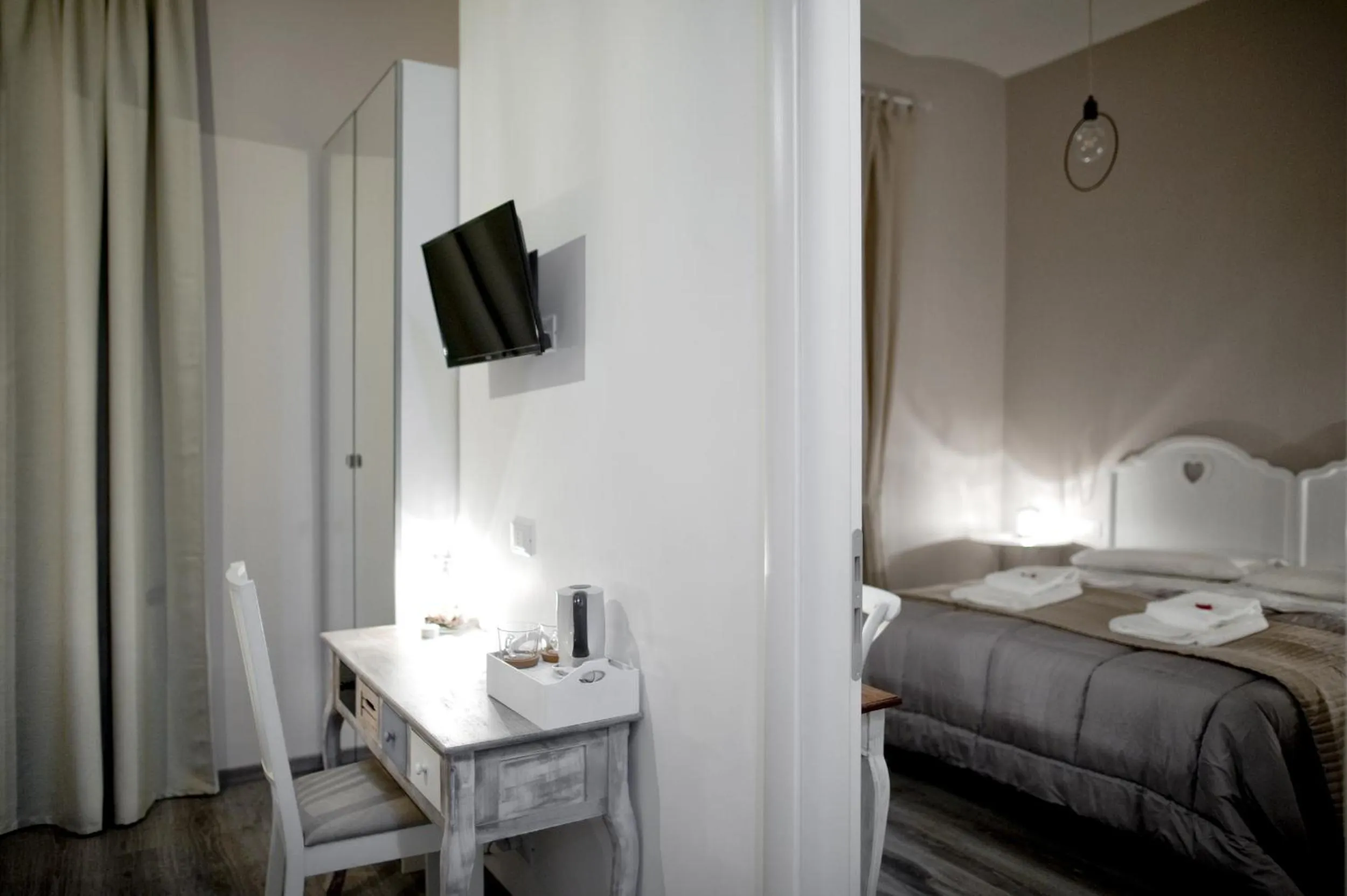 Photo of the whole room, Bed in TinkerBell GuestHouse