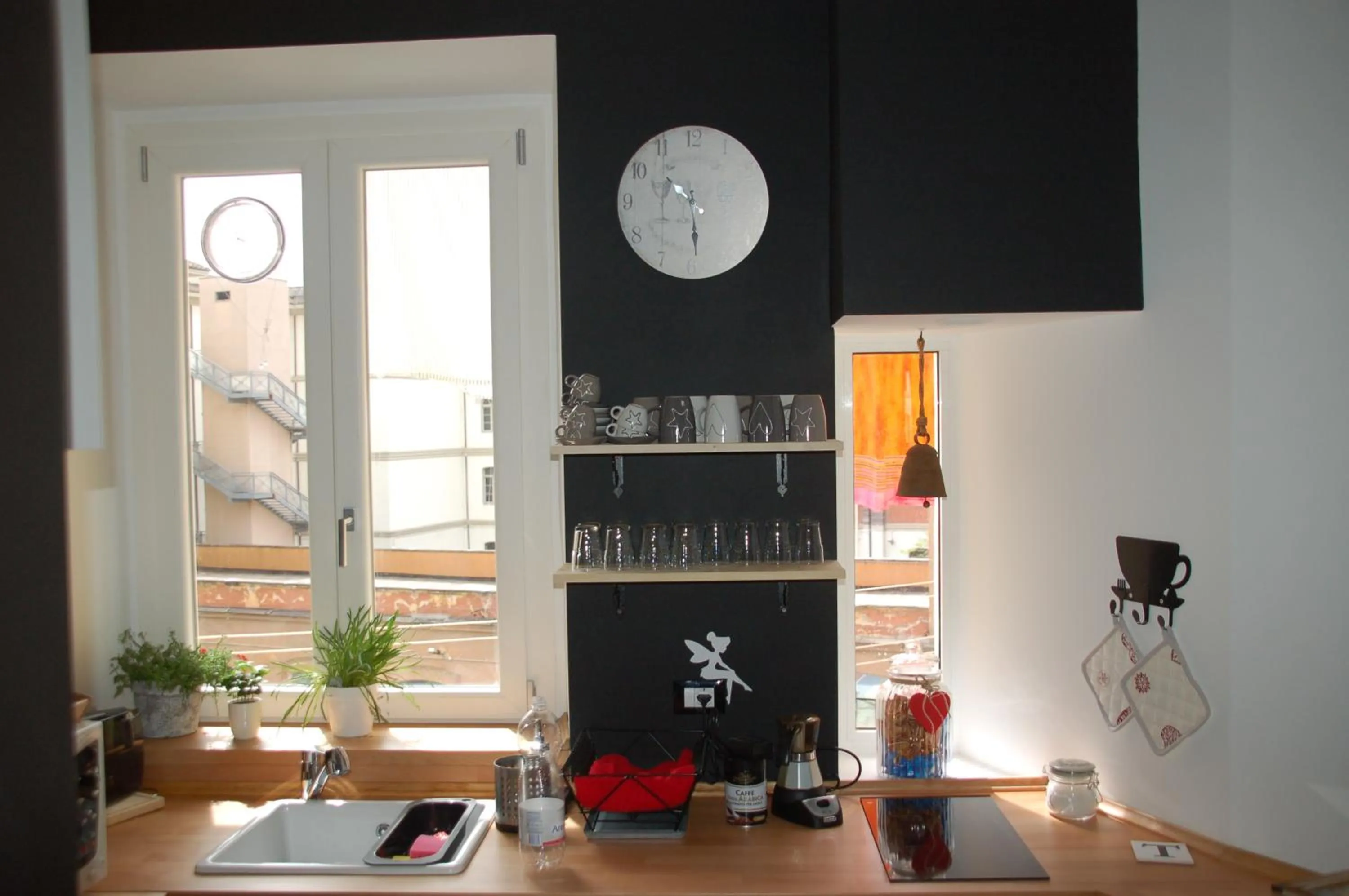 Communal kitchen in TinkerBell GuestHouse
