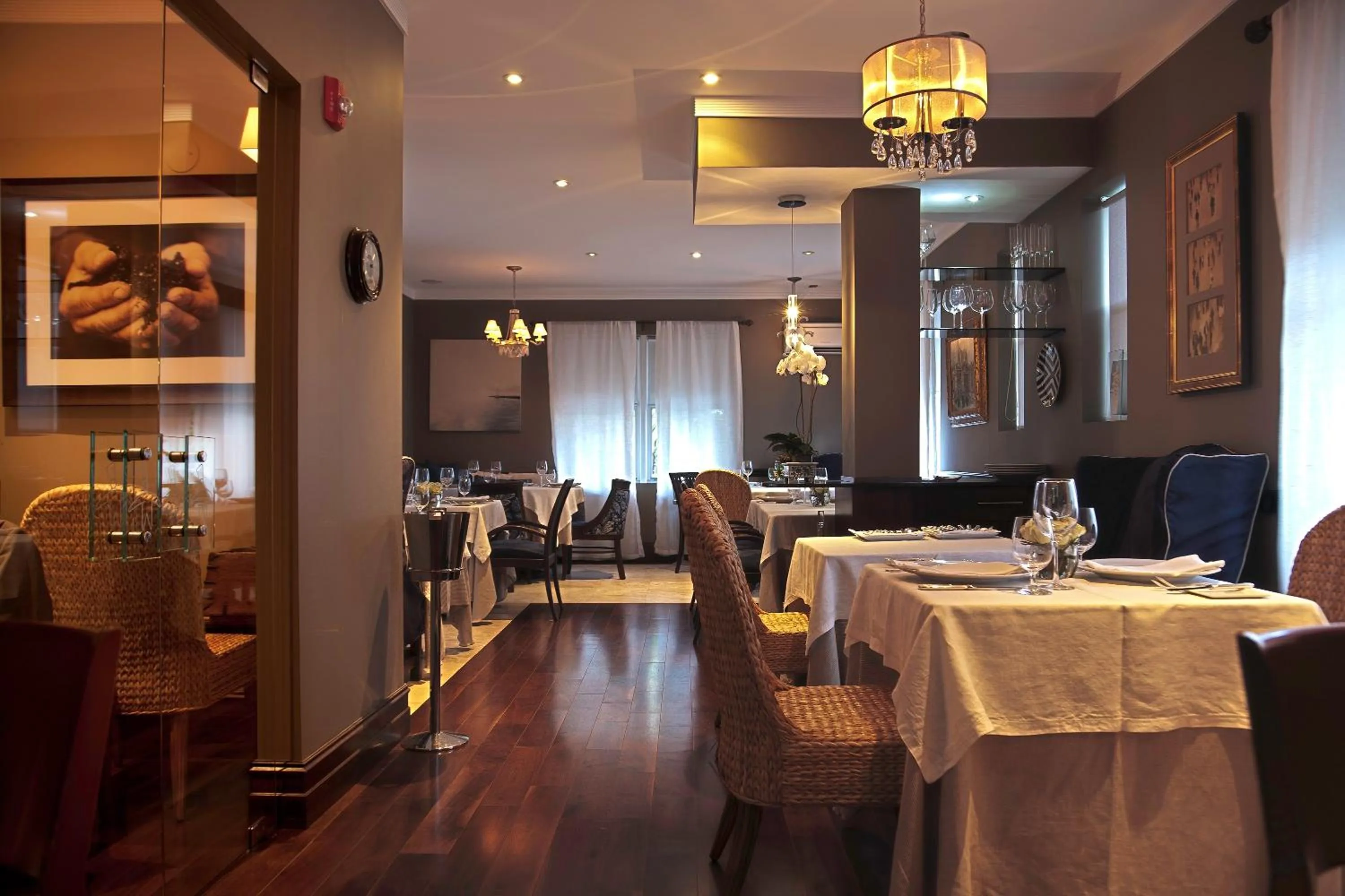 Restaurant/places to eat in Cadet Hotel