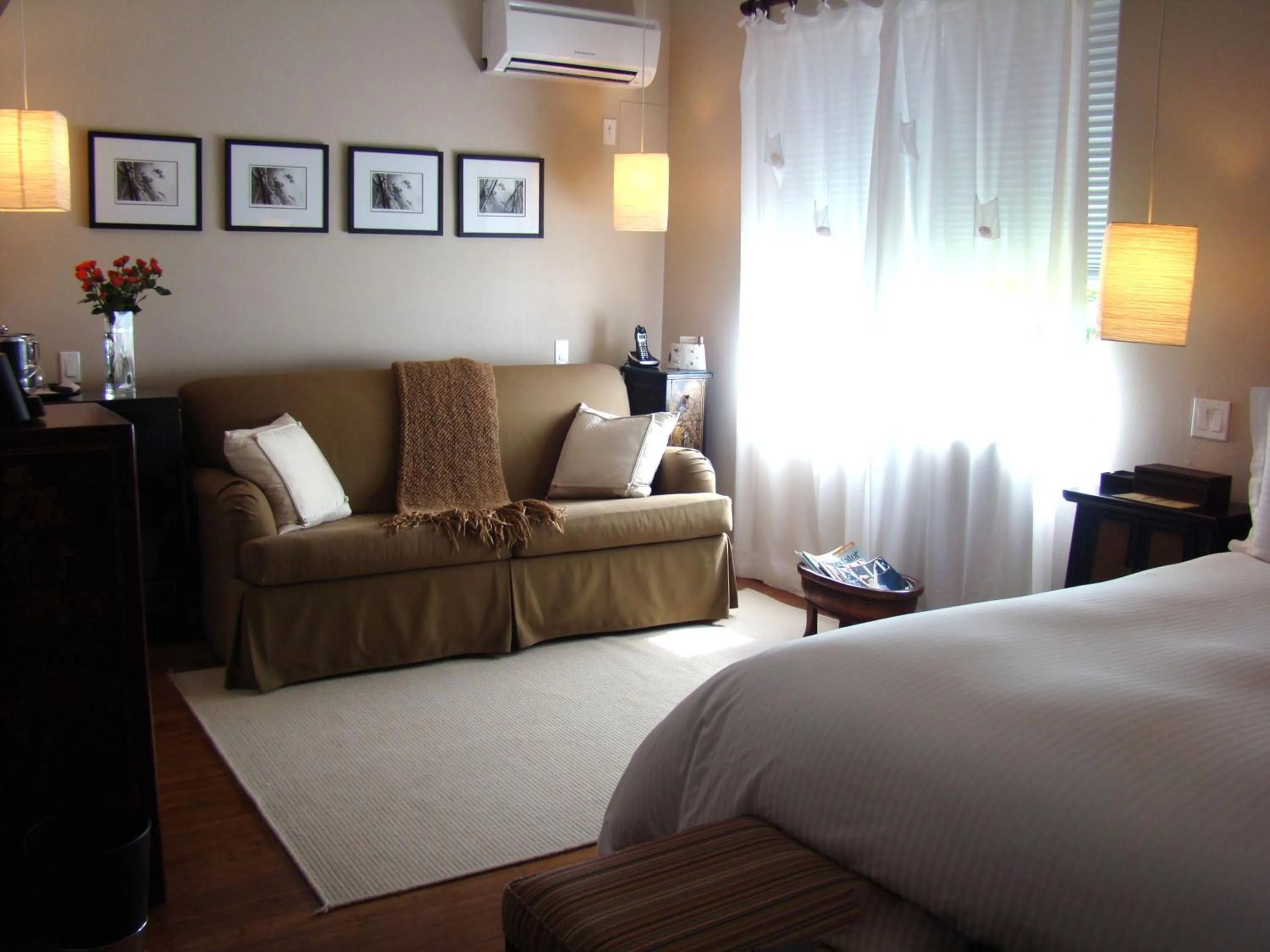 Living room, Bed in Cadet Hotel