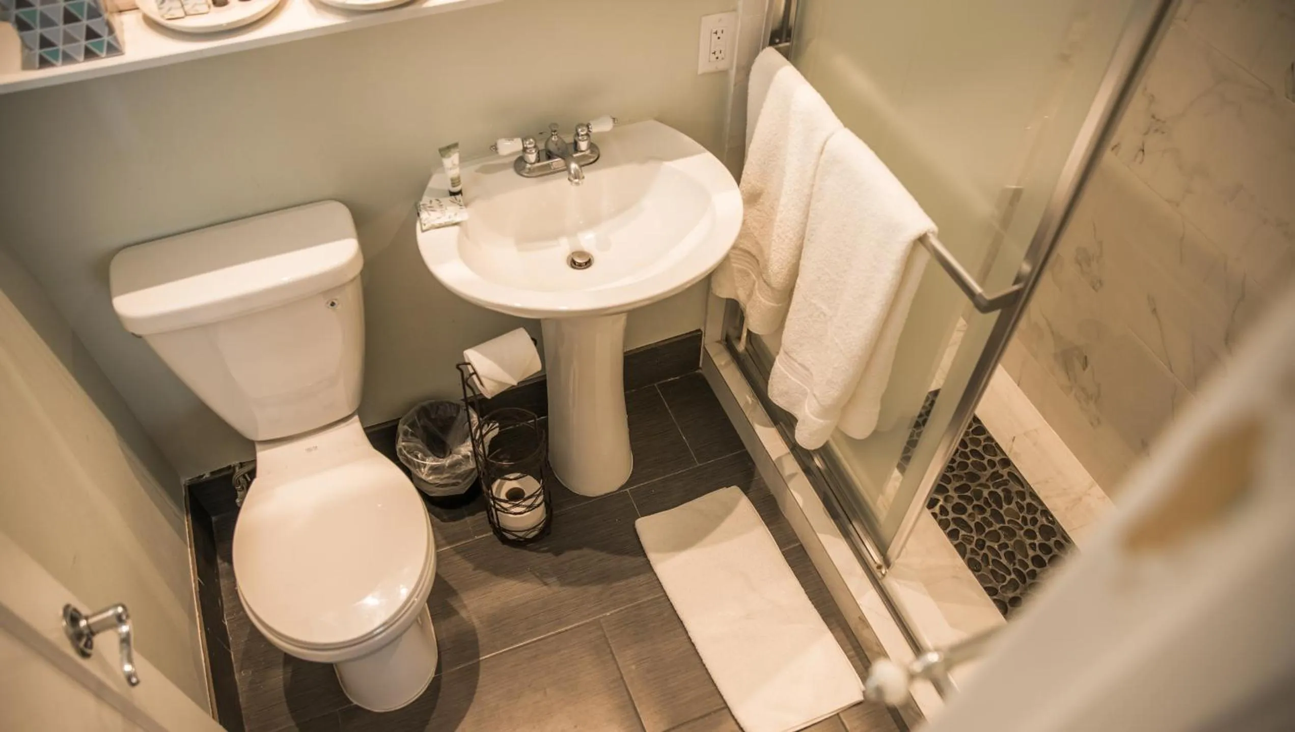 Bathroom in Cadet Hotel