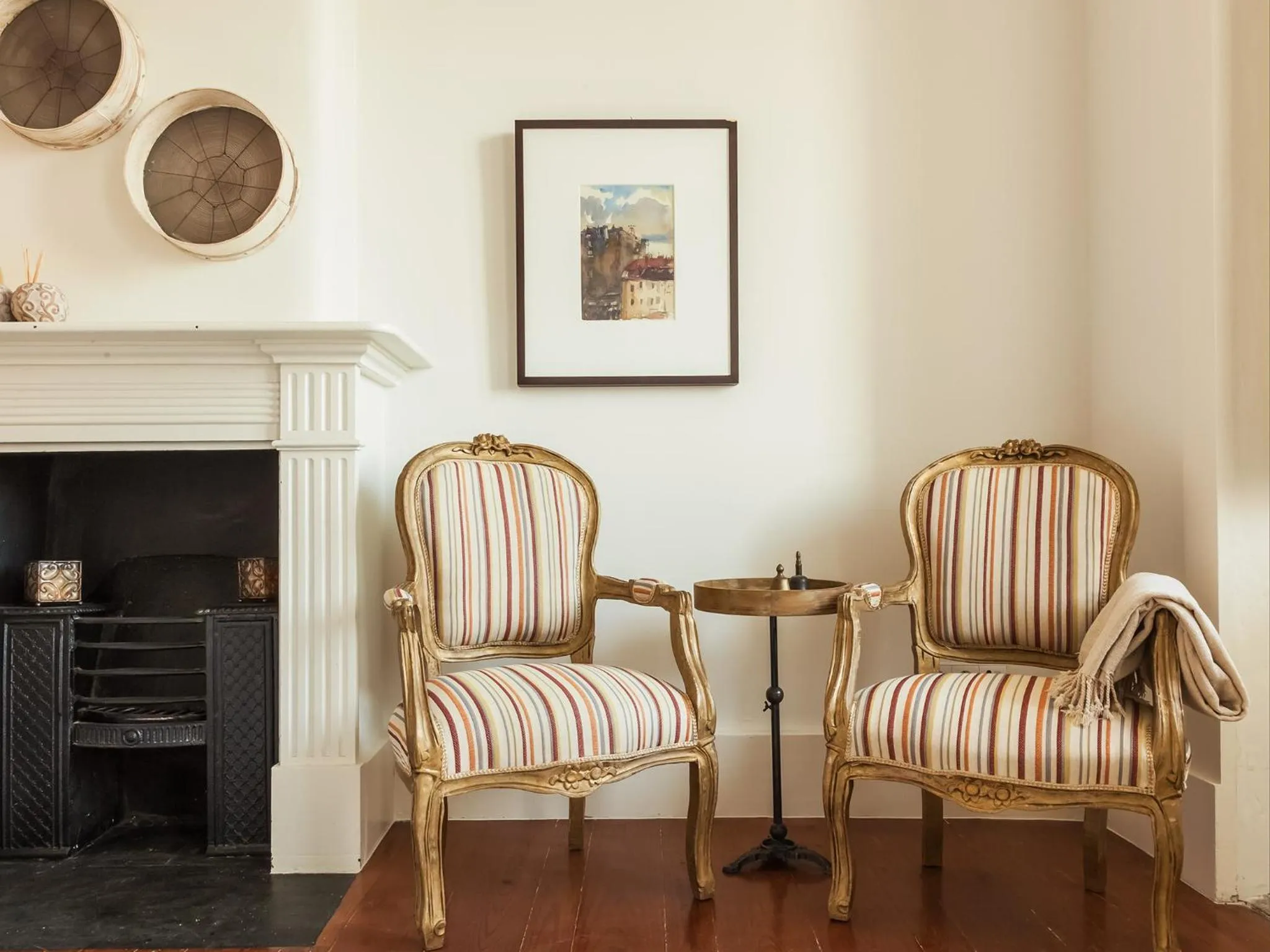 Seating area in Down2Town B&B