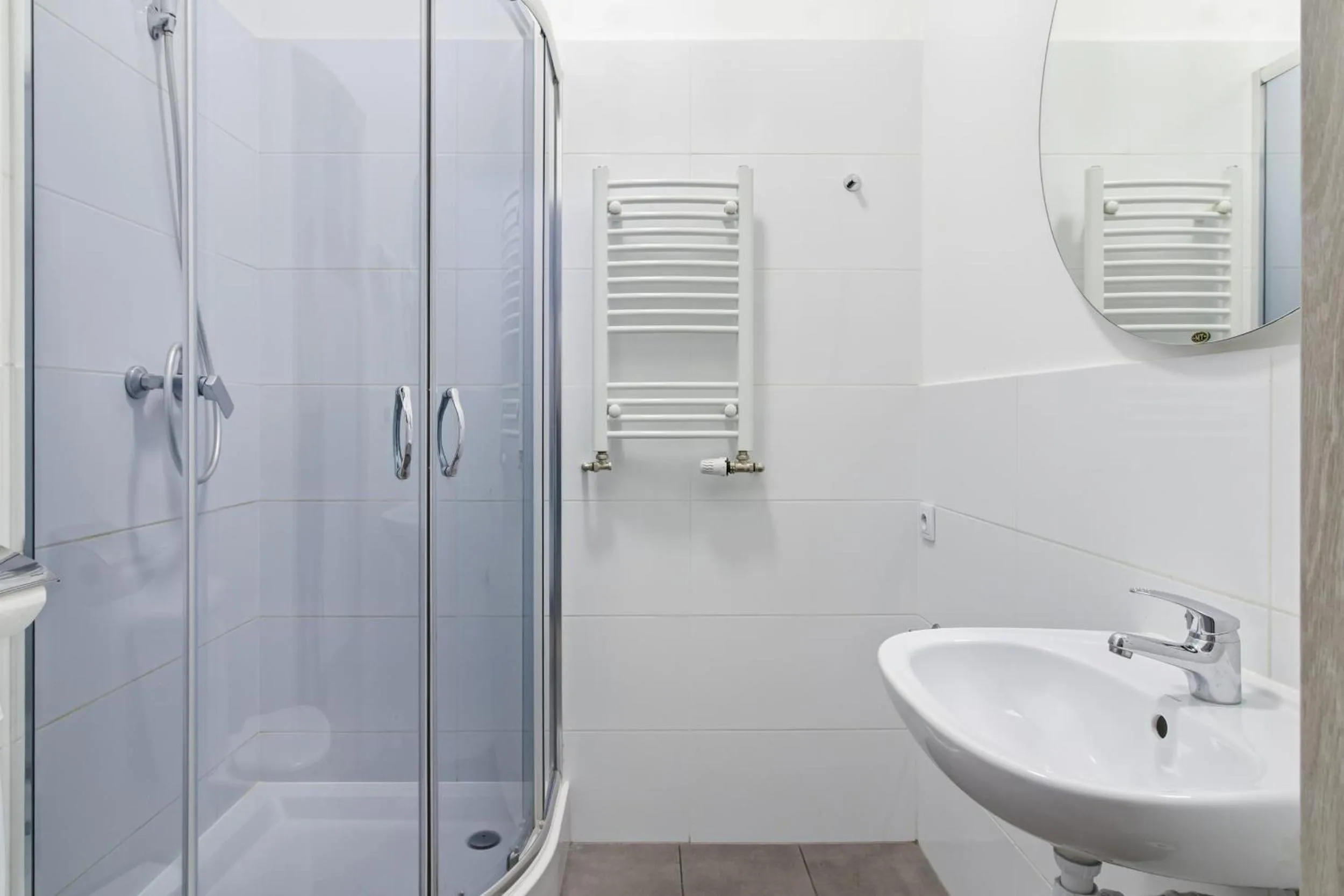 Shower in 70s Guest room