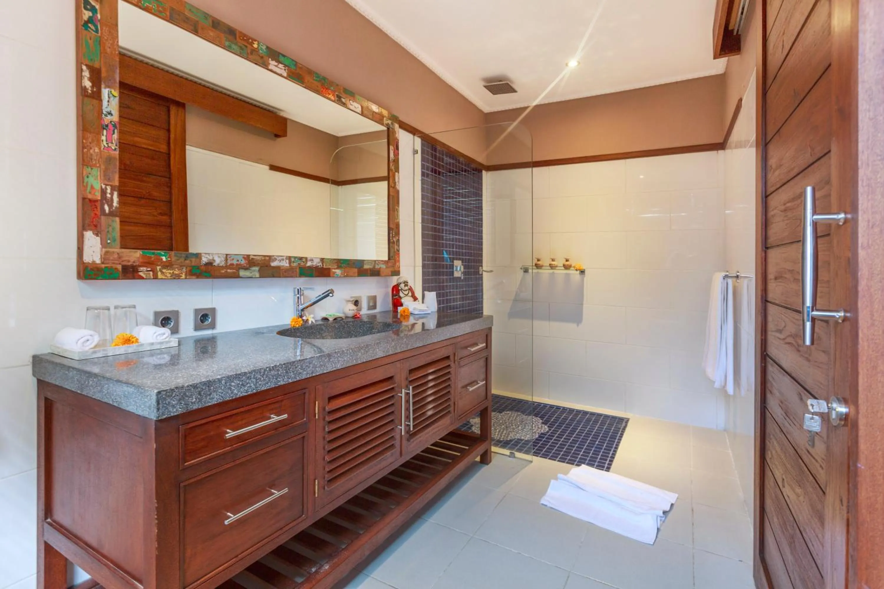 Shower in Solo Villas & Retreat