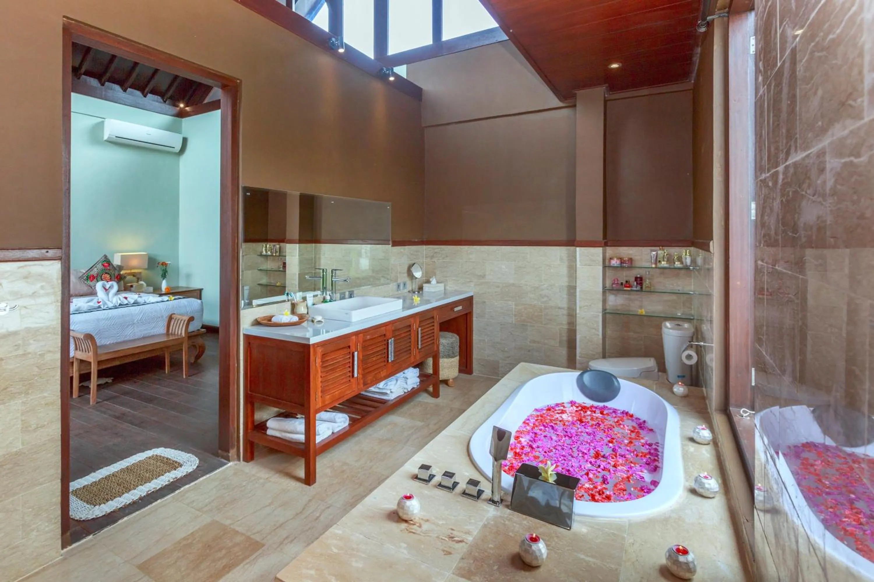 Shower, Bed in Solo Villas & Retreat