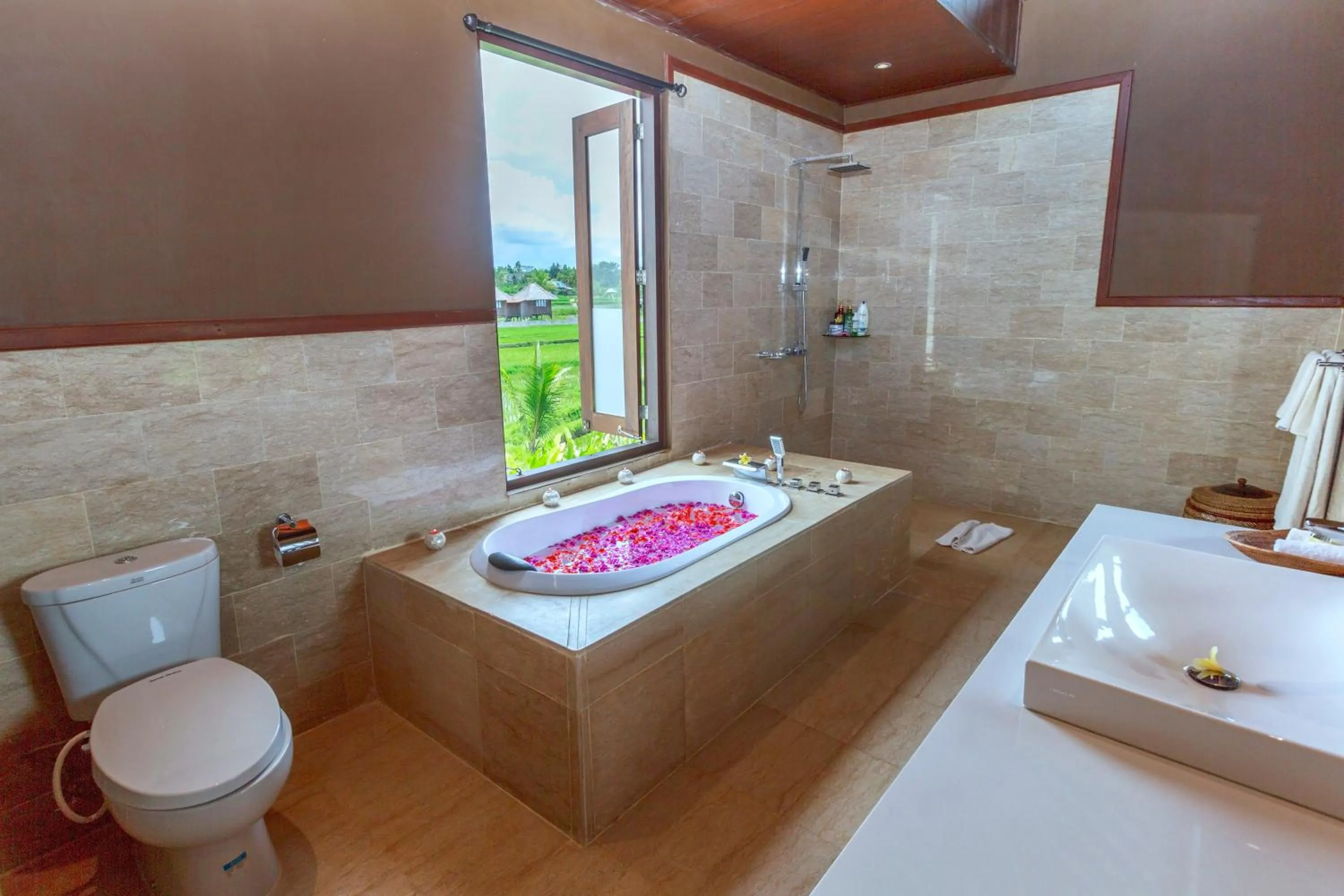 Shower in Solo Villas & Retreat