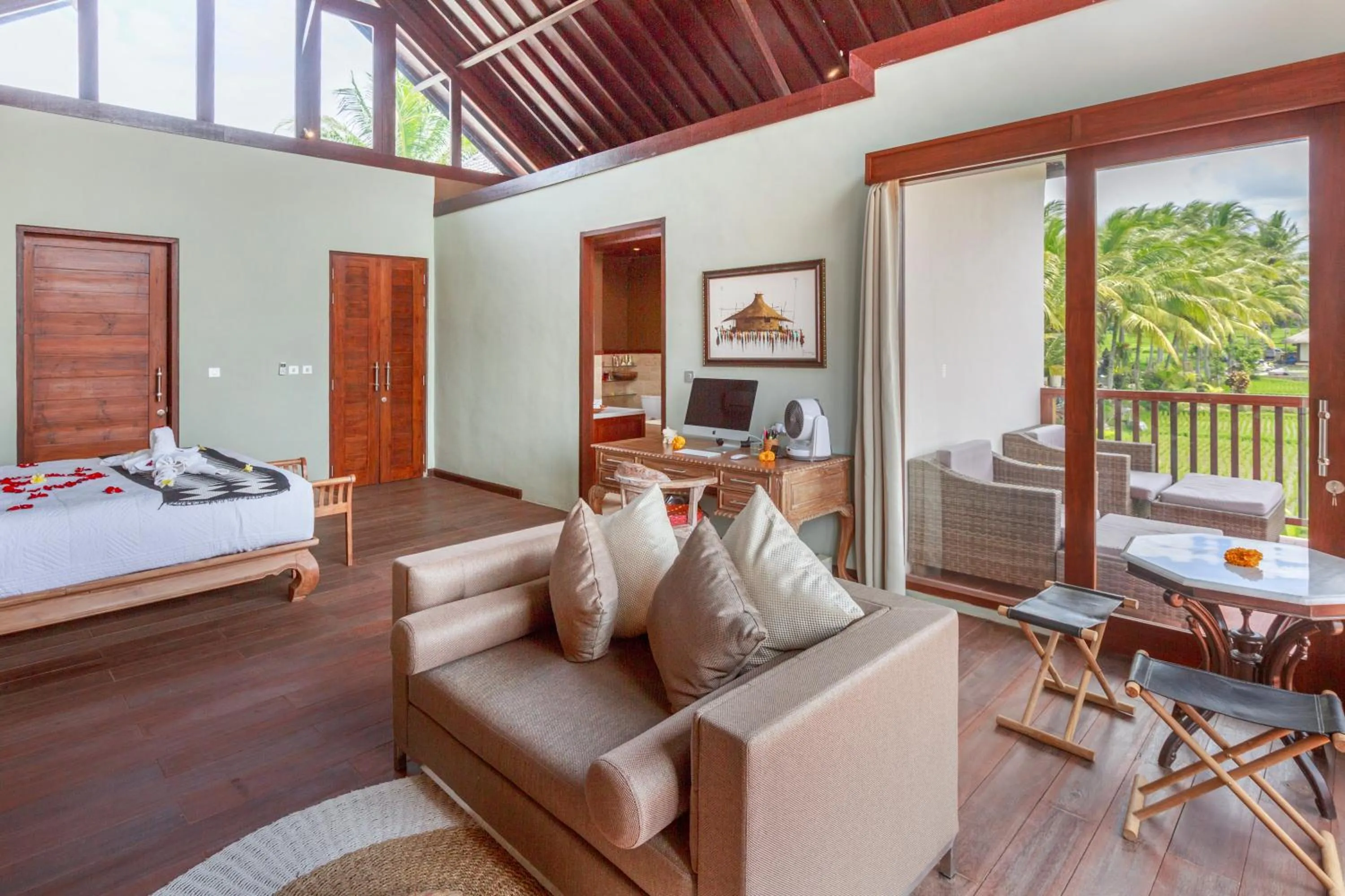 Photo of the whole room, Bed in Solo Villas & Retreat