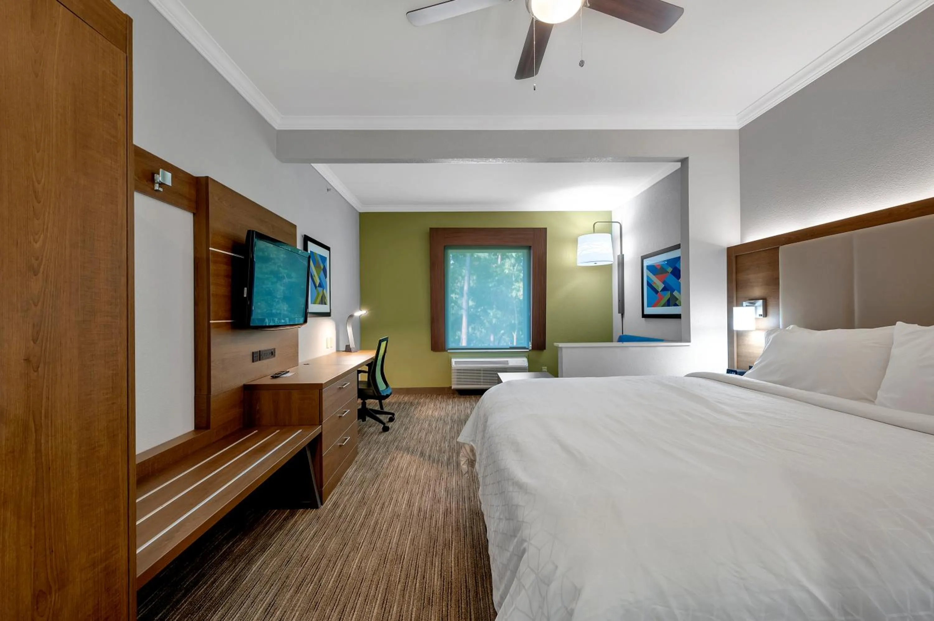 Photo of the whole room, Bed in Holiday Inn Express Hotel & Suites Lufkin South by IHG