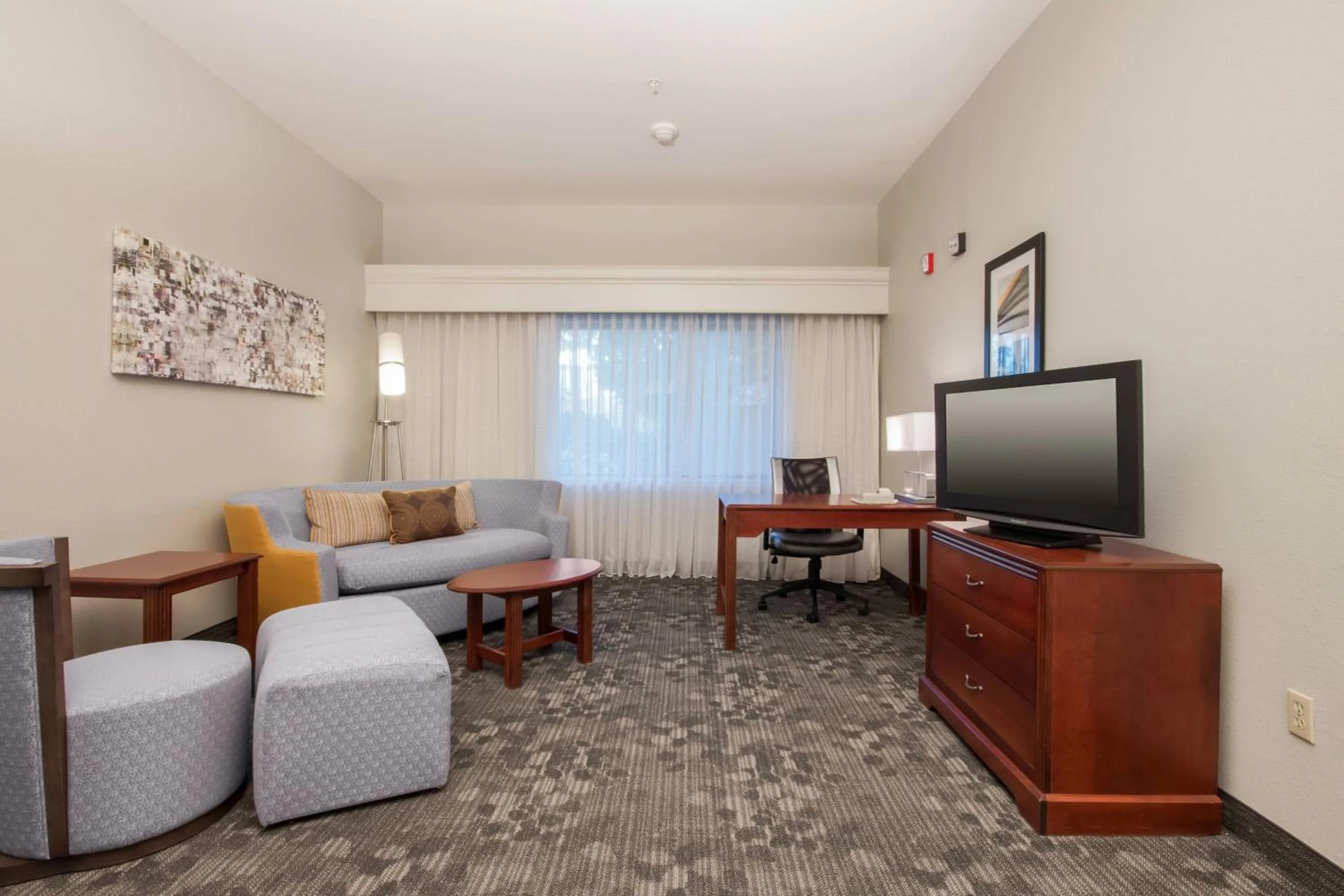 Living room in Courtyard by Marriott Palmdale