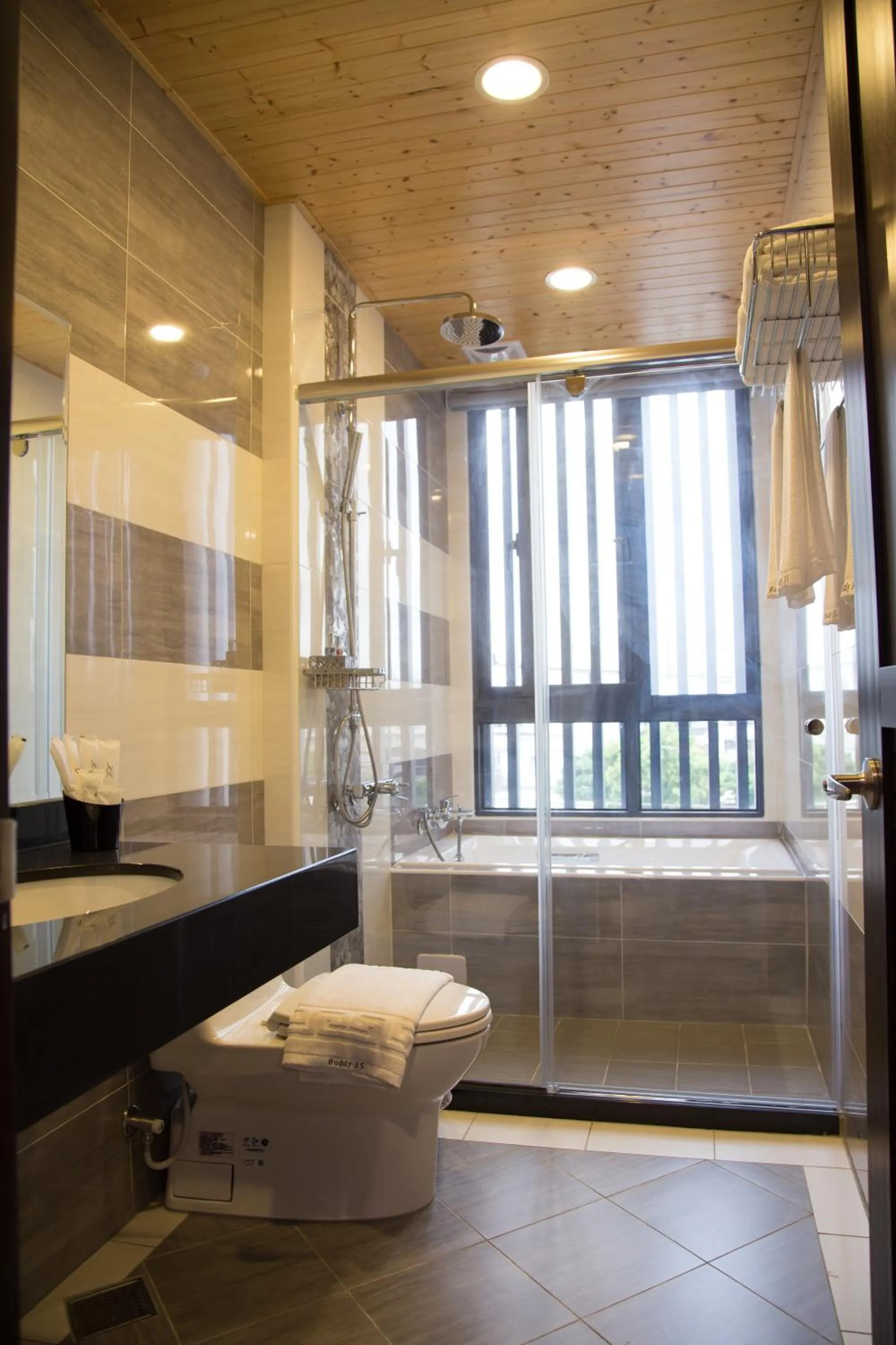 Bathroom in BUDDY 35