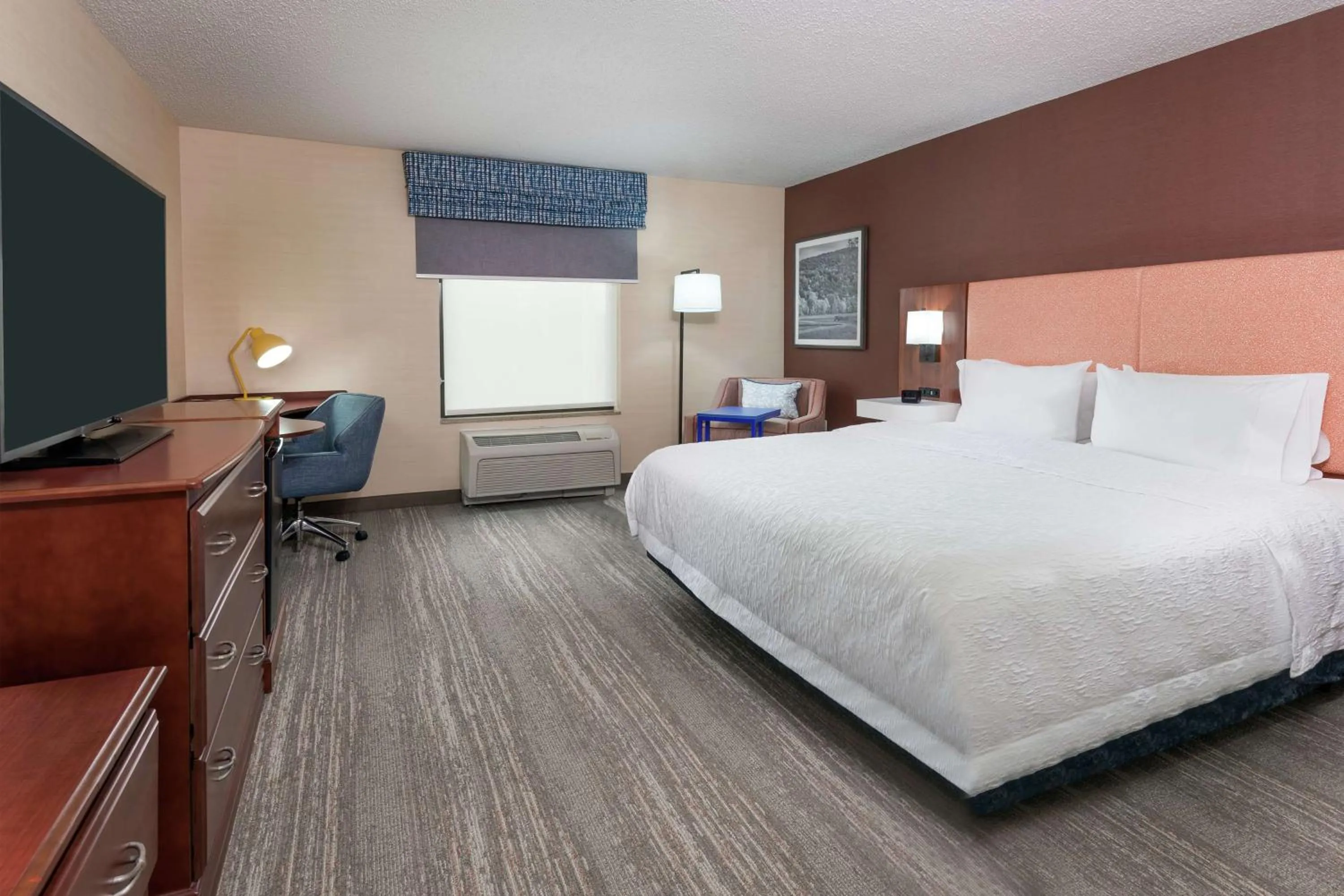 Bedroom, Bed in Hampton Inn Springfield South Enfield