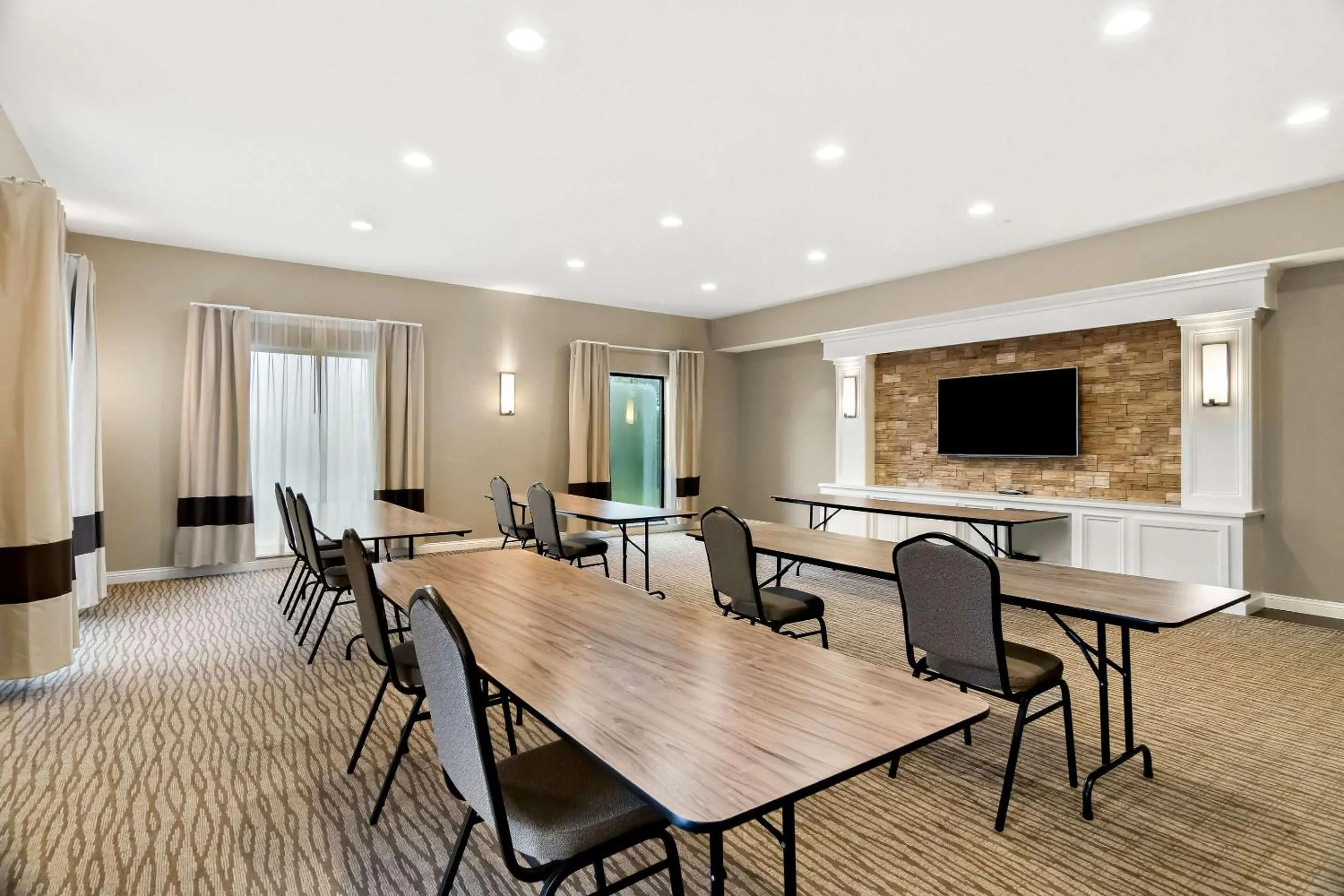 Meeting/conference room in Comfort Suites Rensselaer near Fair Oaks