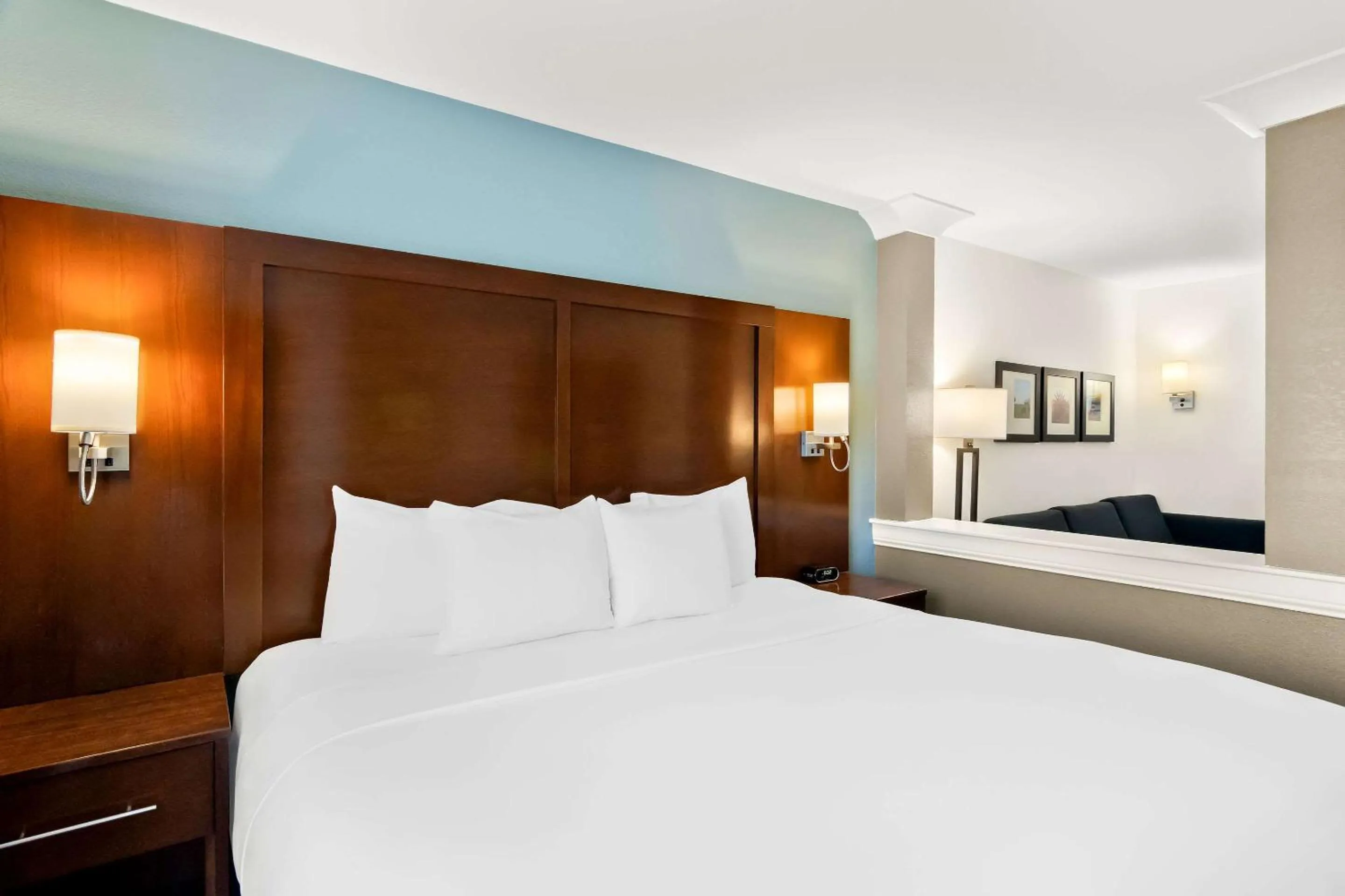 Bedroom, Bed in Comfort Suites Rensselaer near Fair Oaks