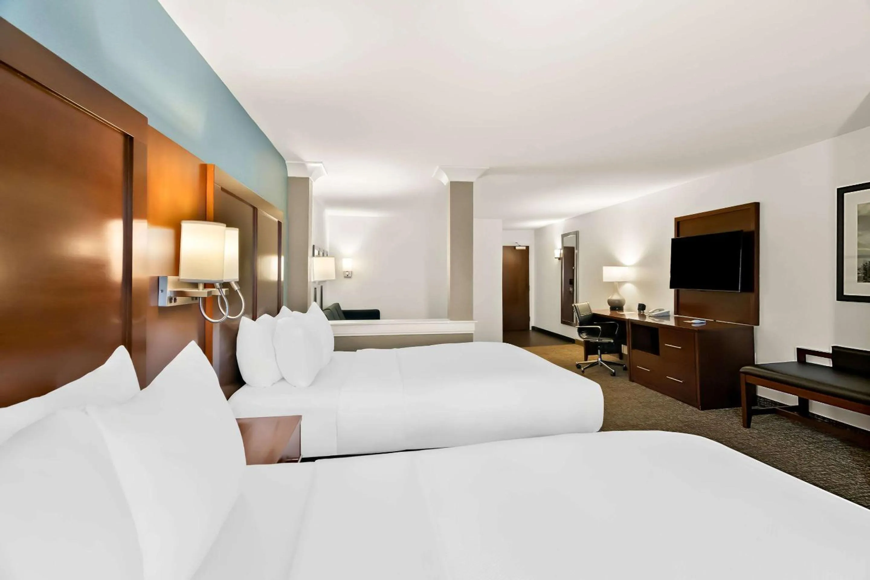 Bedroom, Bed in Comfort Suites Rensselaer near Fair Oaks