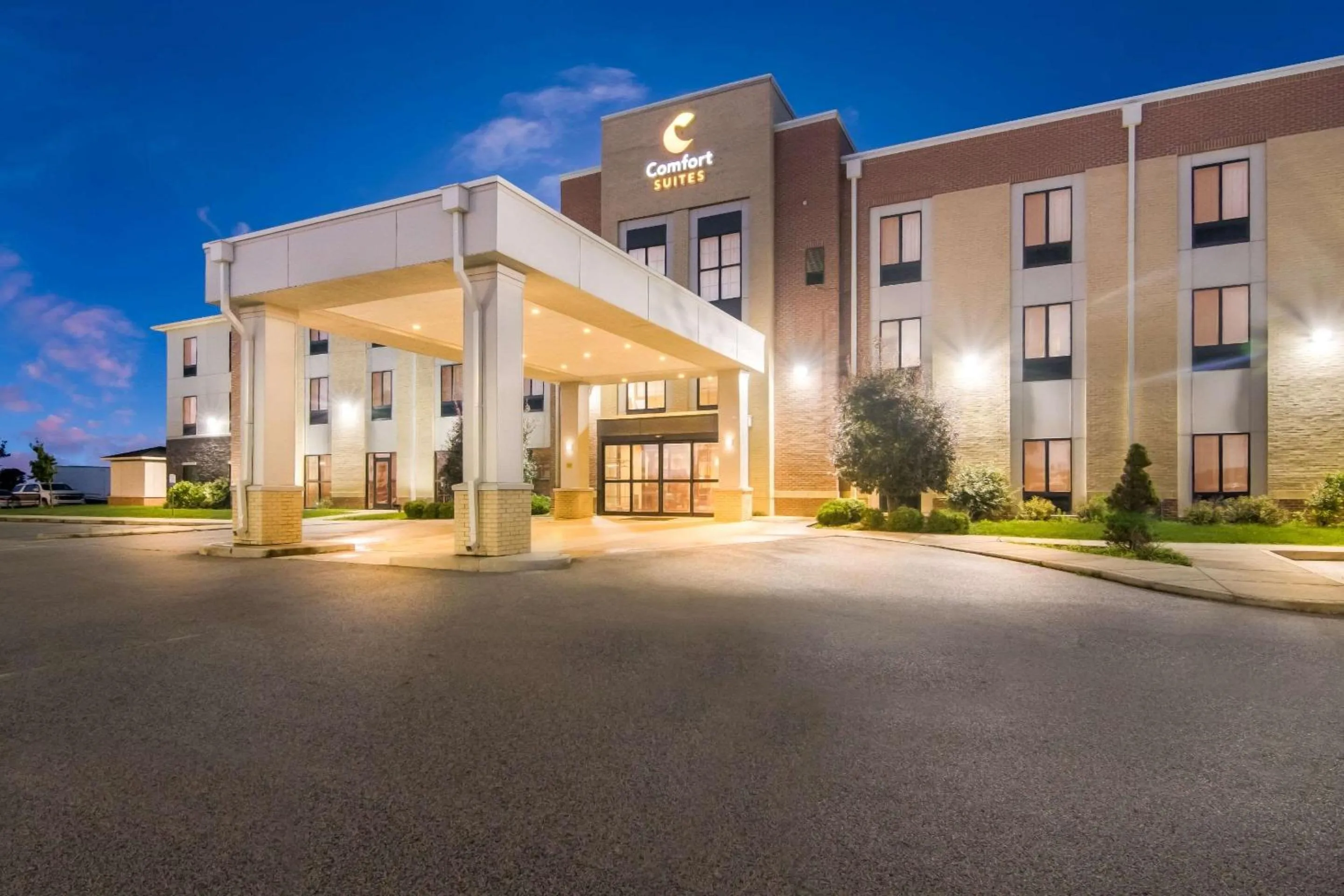 Property building in Comfort Suites Rensselaer near Fair Oaks