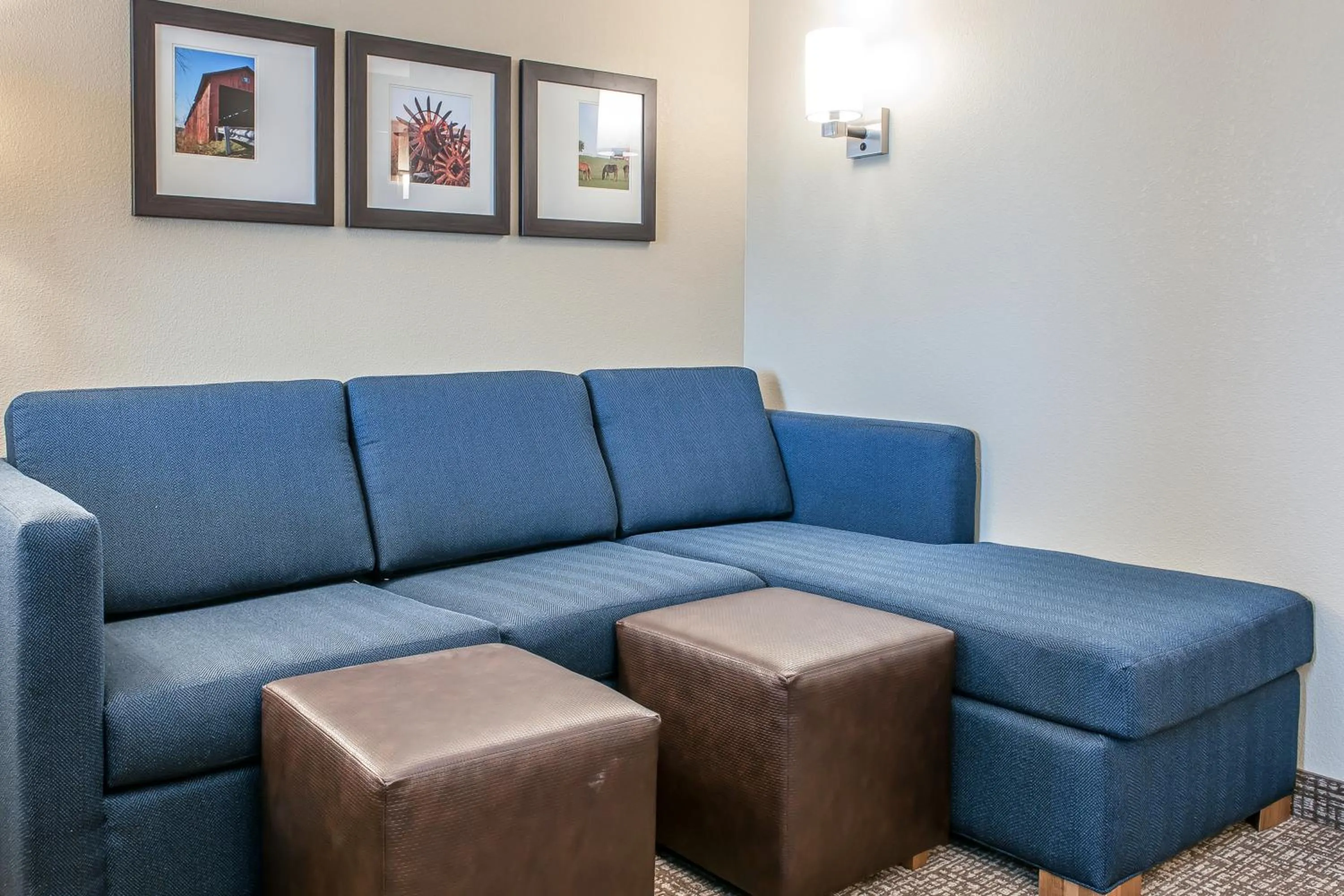 Seating area in Comfort Suites Rensselaer near Fair Oaks
