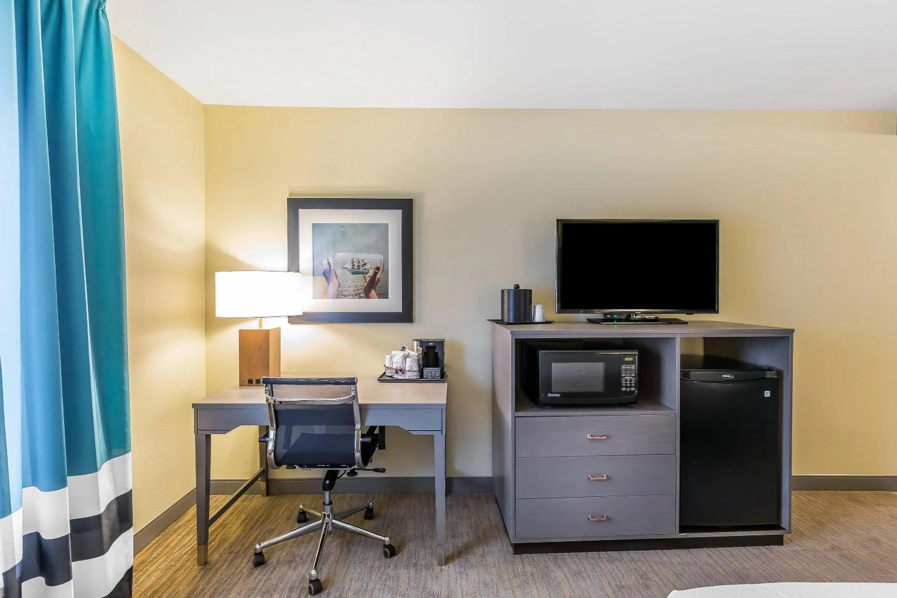 Bedroom in Marina Bay Hotel & Suites, an Ascend Collection Hotel
