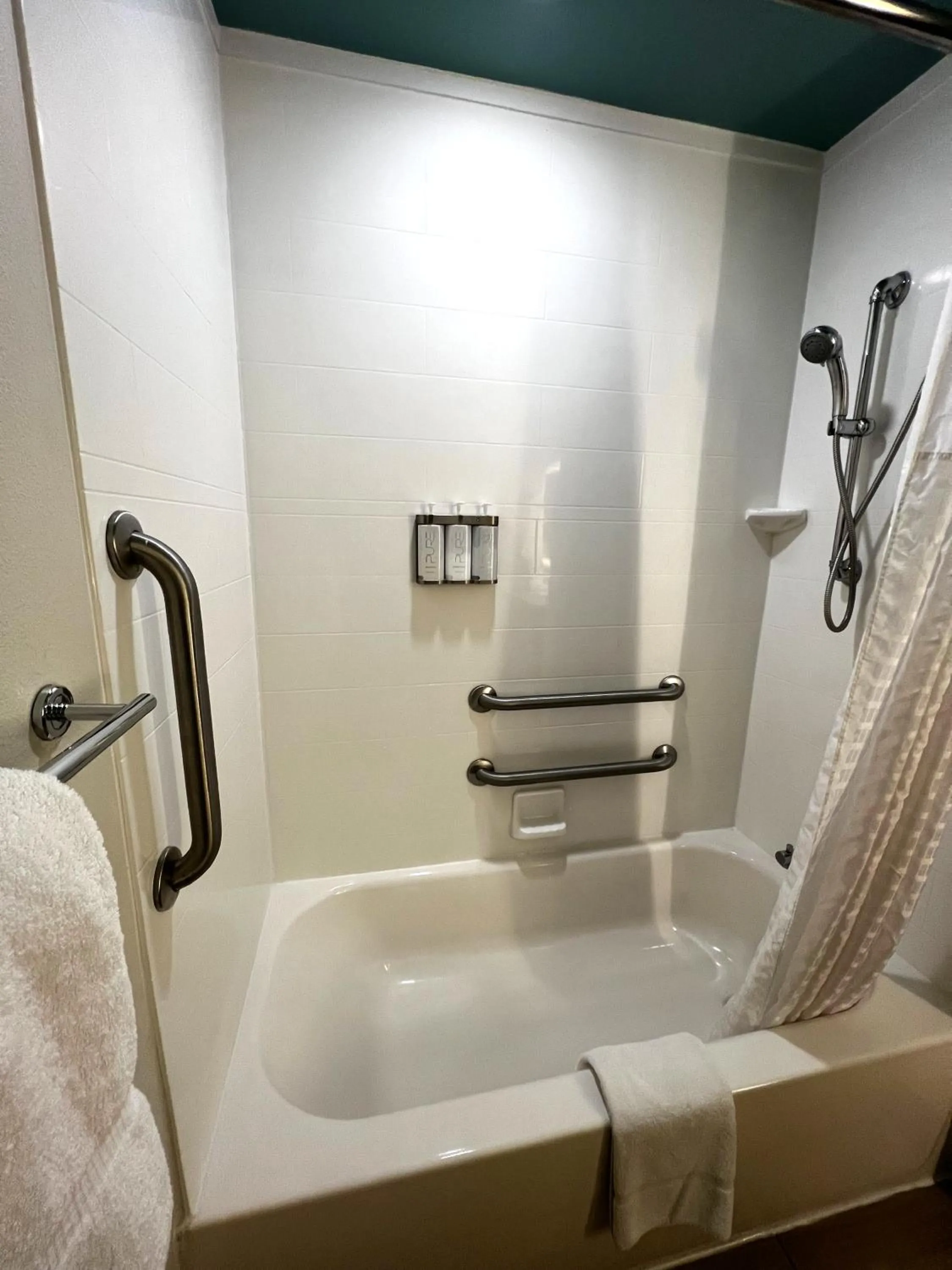 Bath in Marina Bay Hotel & Suites, an Ascend Collection Hotel