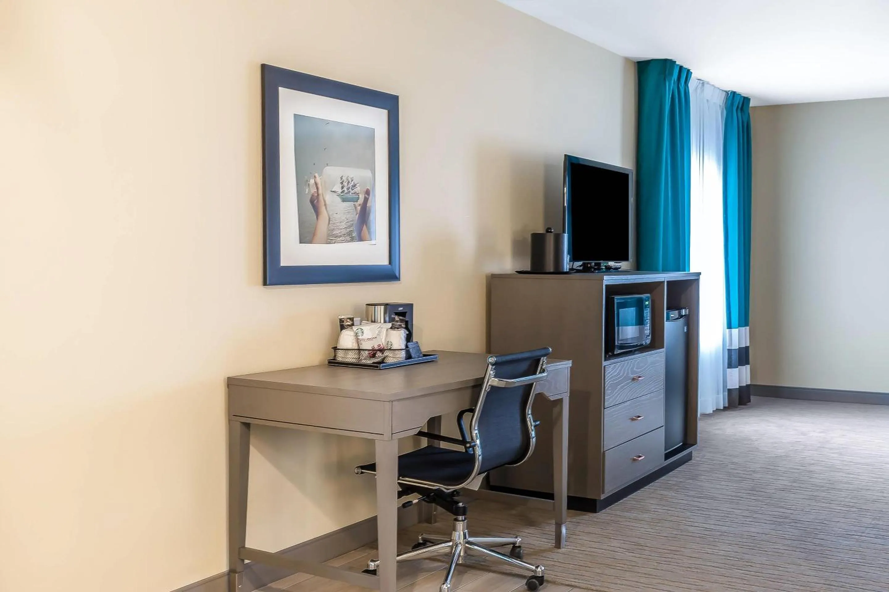 Bedroom in Marina Bay Hotel & Suites, an Ascend Collection Hotel