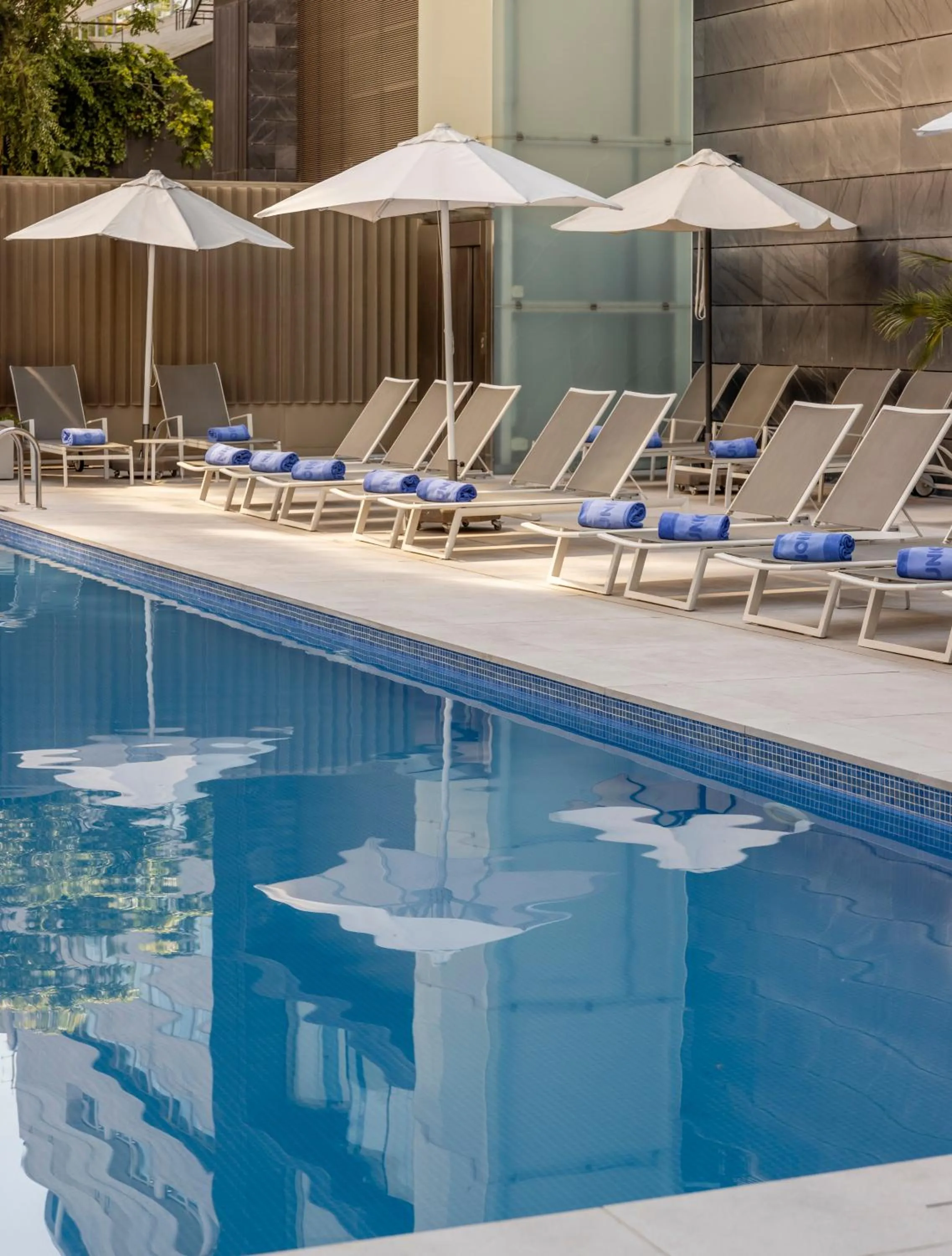 Swimming pool in Ilunion Atrium