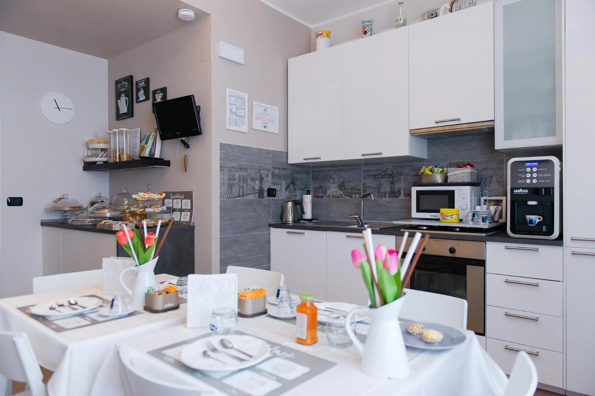 Communal lounge/ TV room in B&B Le City