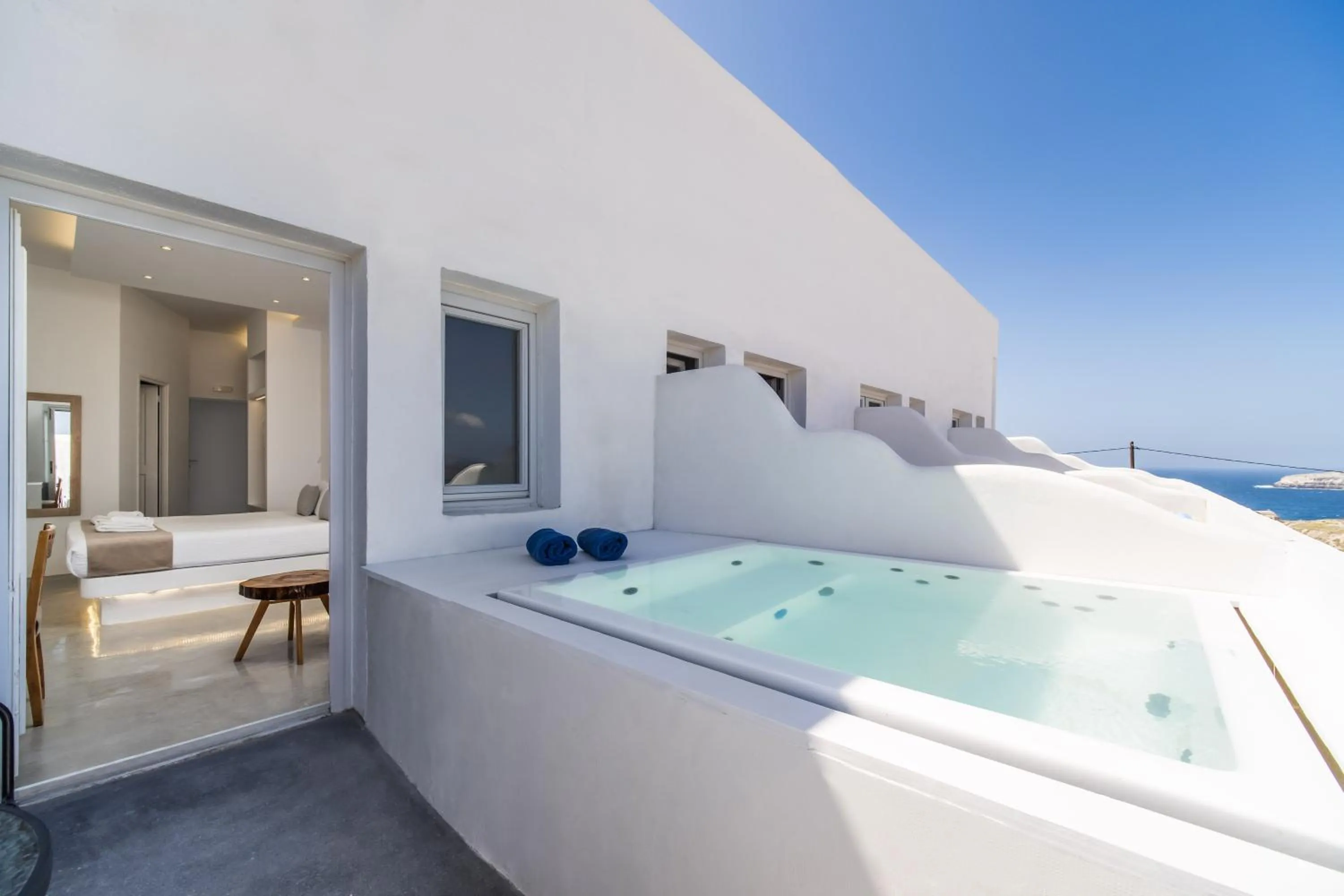 Hot Tub in Serenità Luxury Suites