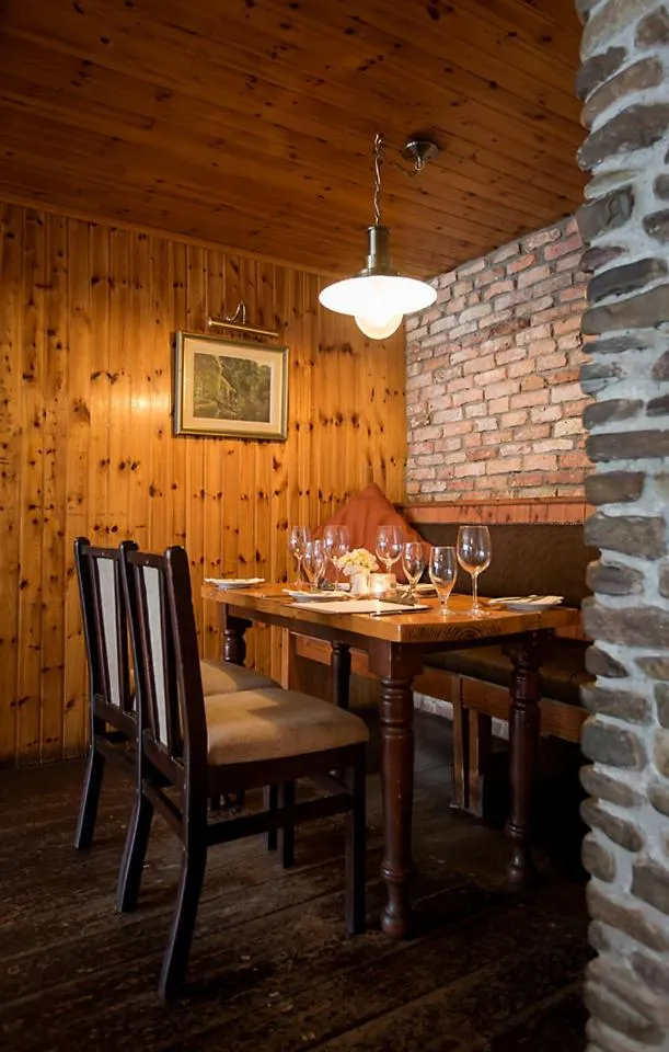 Restaurant/places to eat in Lydons Lodge Hotel