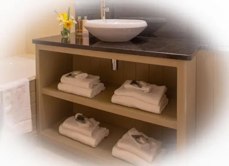 Twin Room with Bathroom in Lydons Lodge Hotel Twin Room with Bathroom in Lydons Lodge Hotel