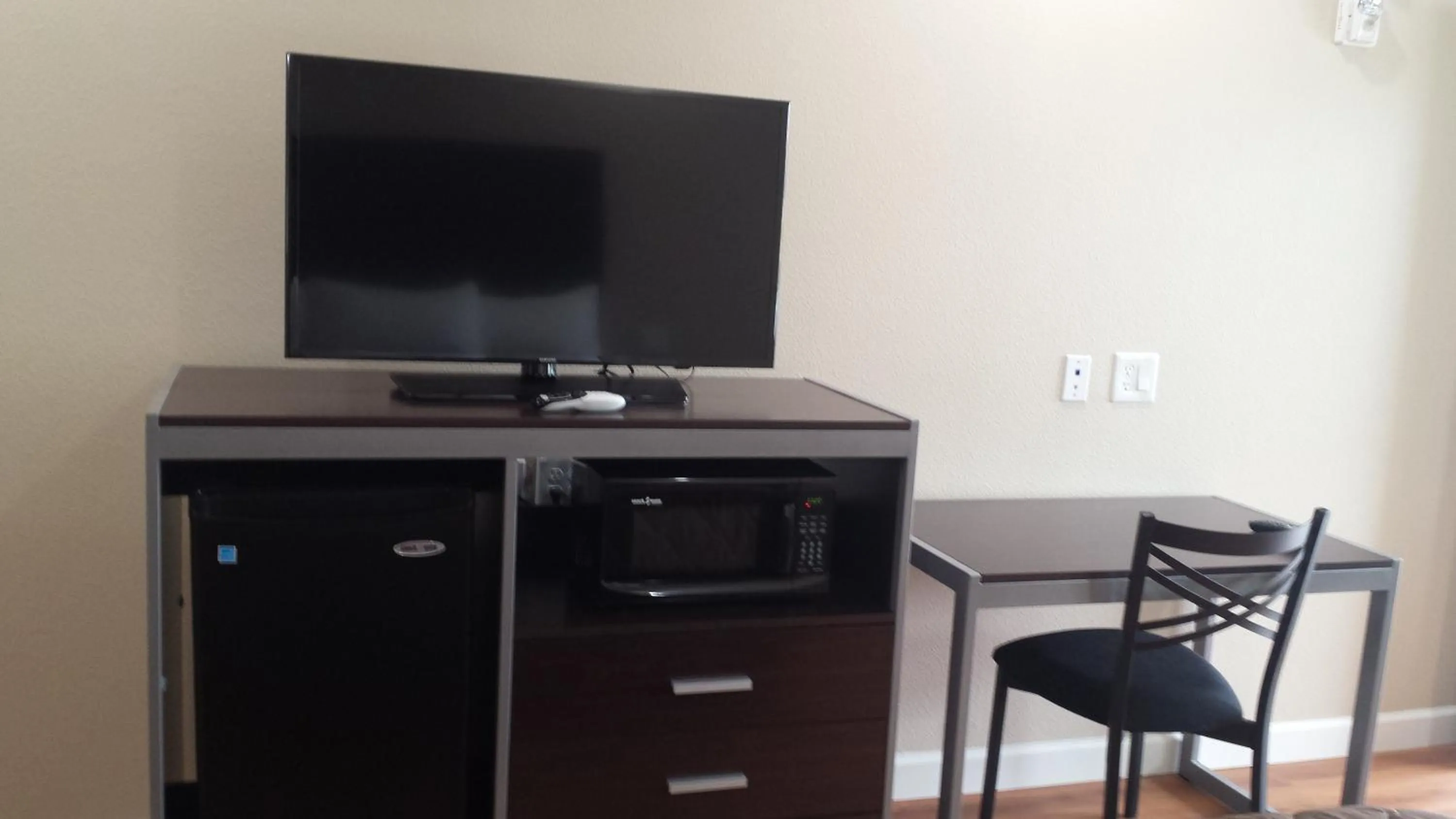 TV and multimedia in Palace Inn 290 & Jones Rd