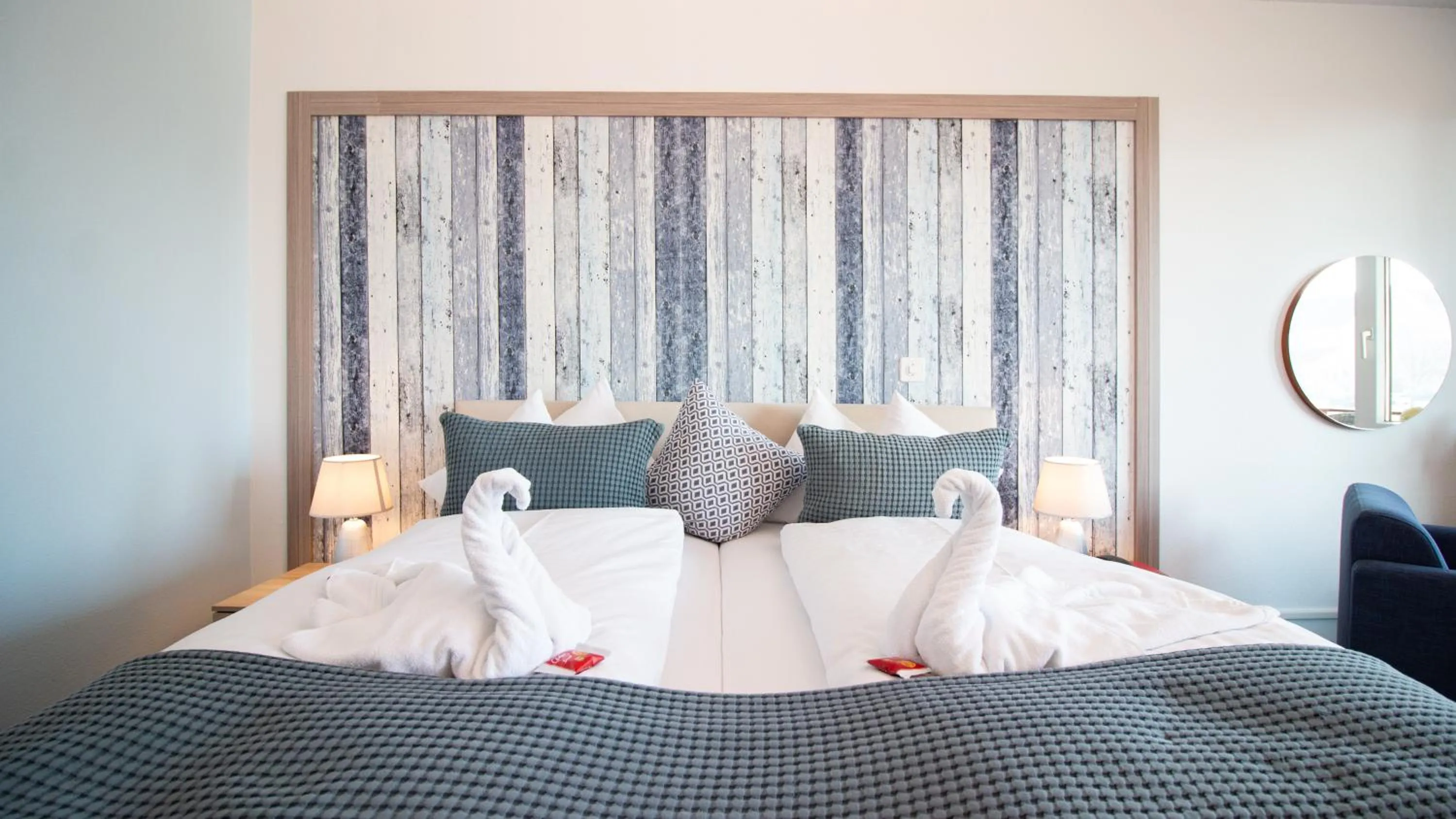 Photo of the whole room, Bed in Park - Hotel Inseli