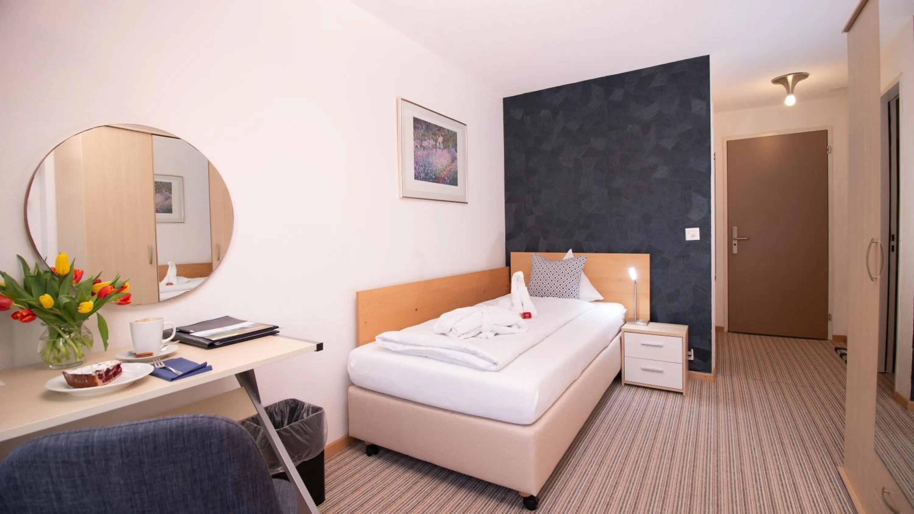 Photo of the whole room, Bed in Park - Hotel Inseli