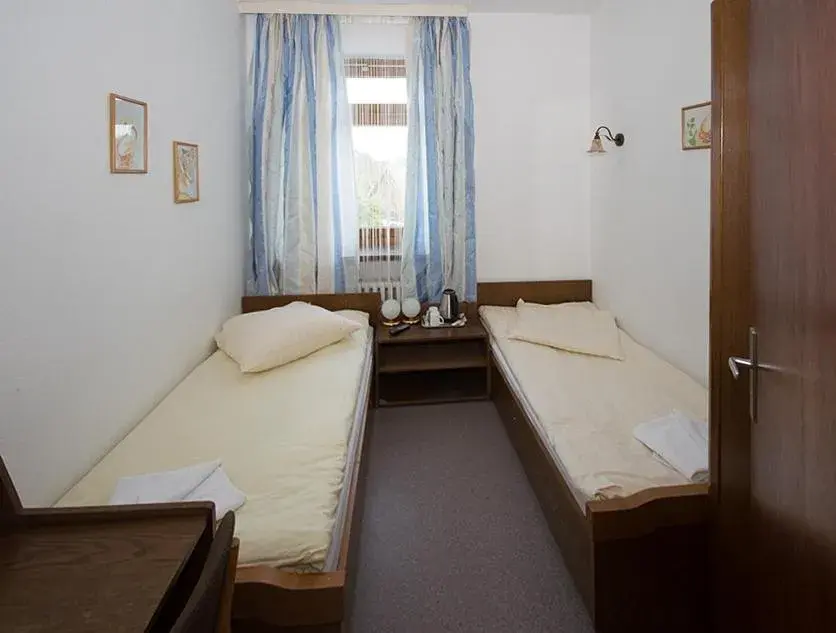 Economy Twin Room in Hotel & Hostel Drei Bären Economy Twin Room in Hotel & Hostel Drei Bären