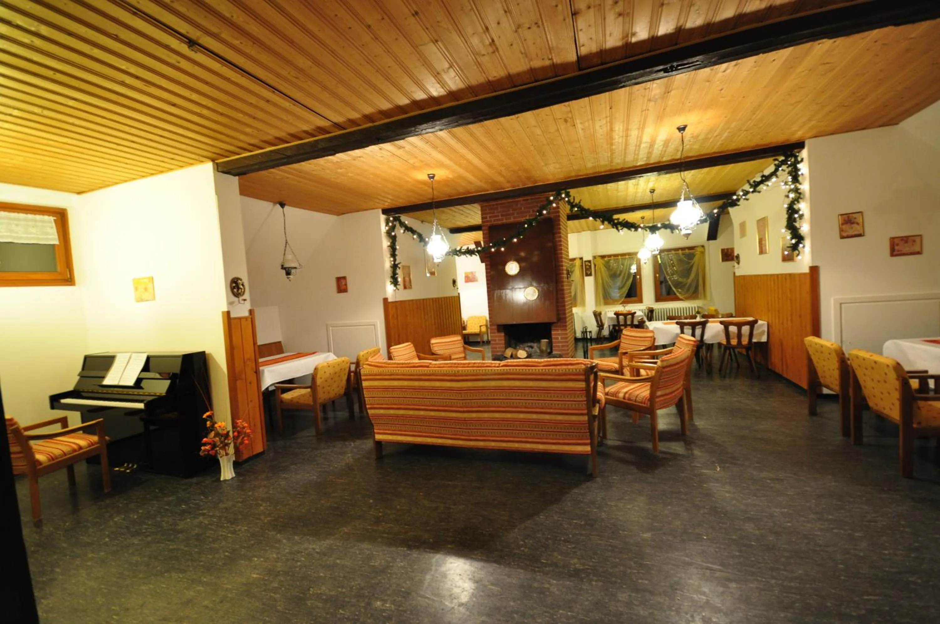 Communal lounge/ TV room in Hotel & Hostel Drei Bären