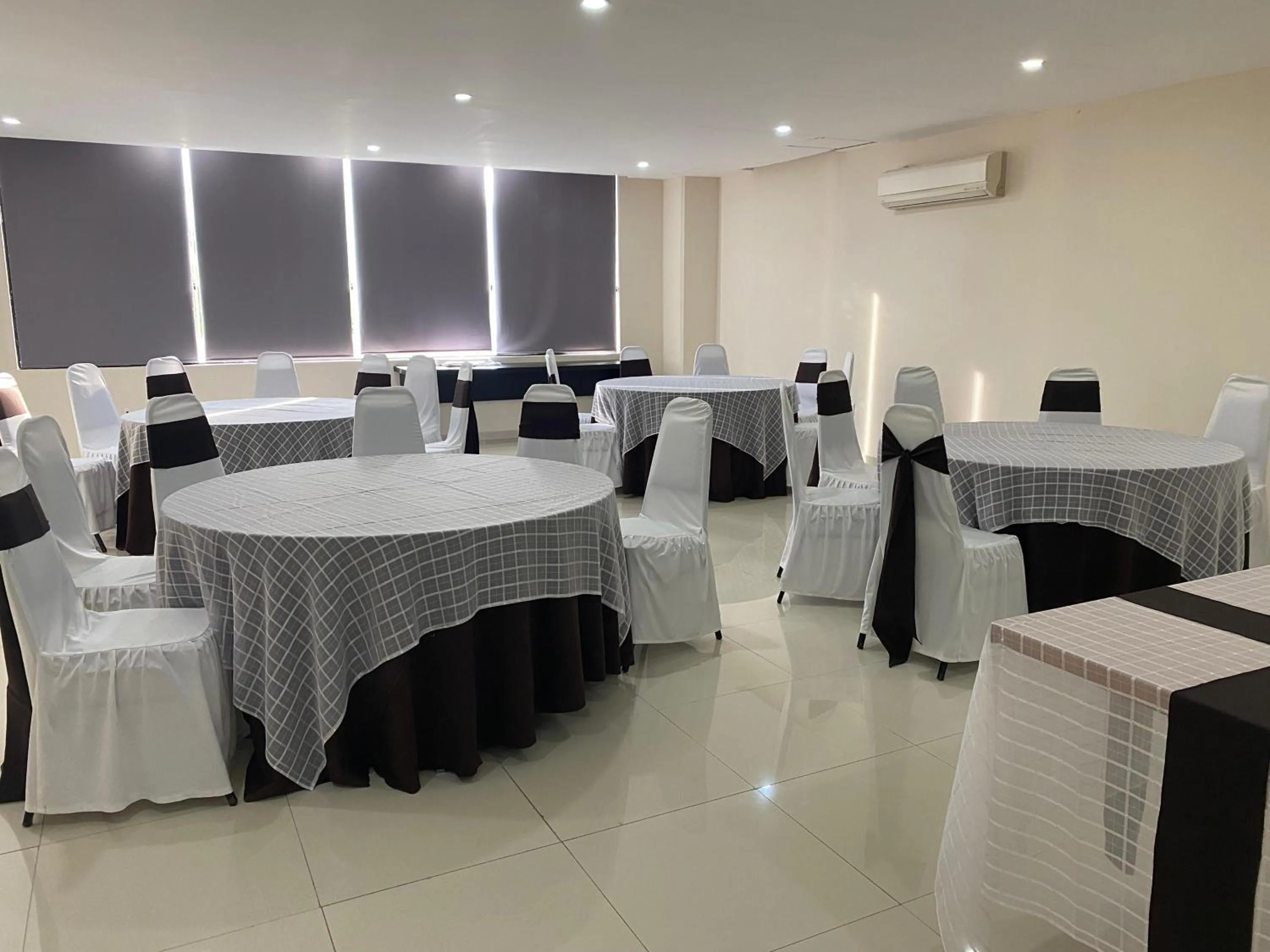 Banquet/Function facilities in Paris FC Express