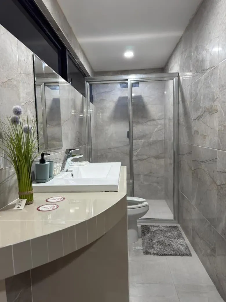 Bathroom in Paris FC Express