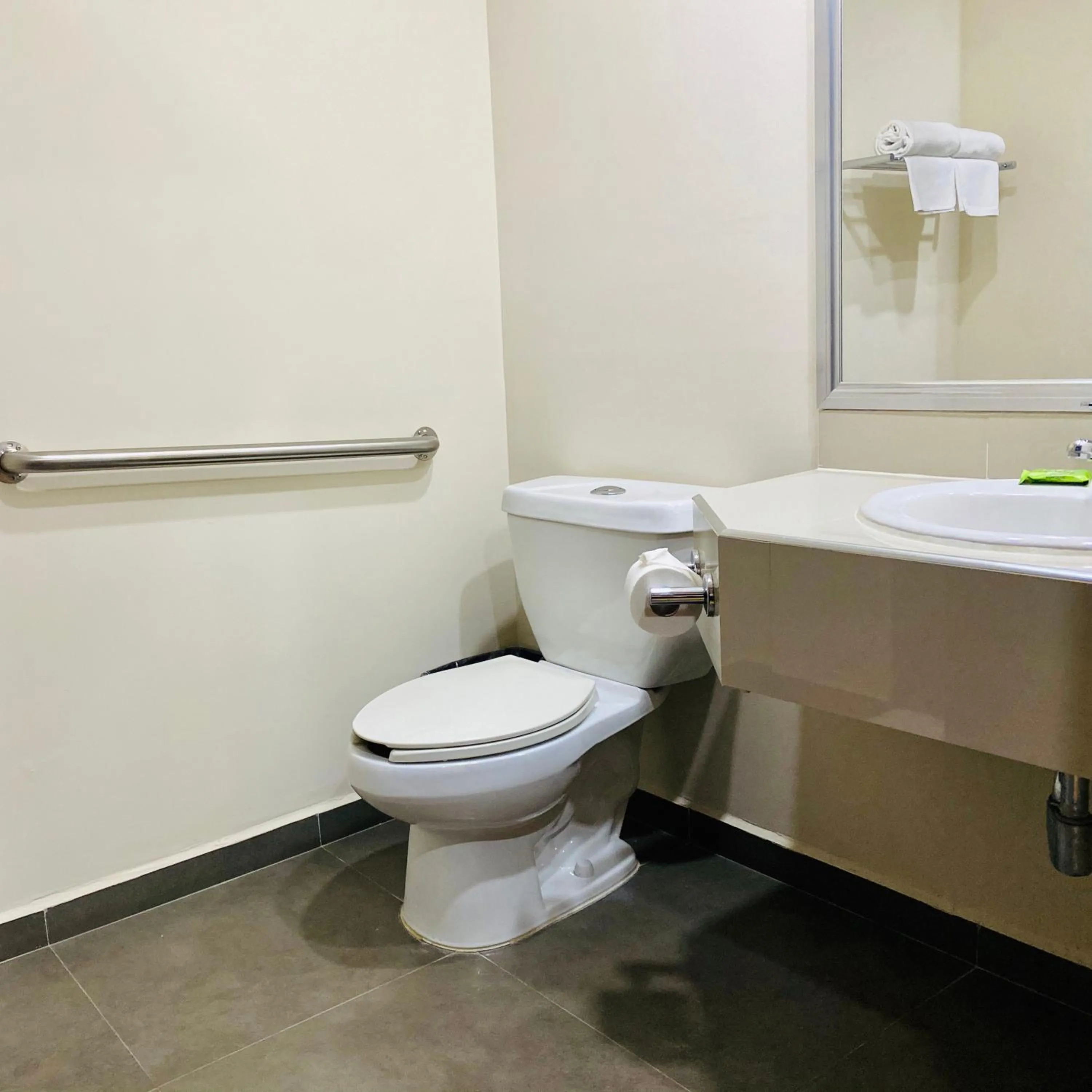 Bathroom in Paris FC Express